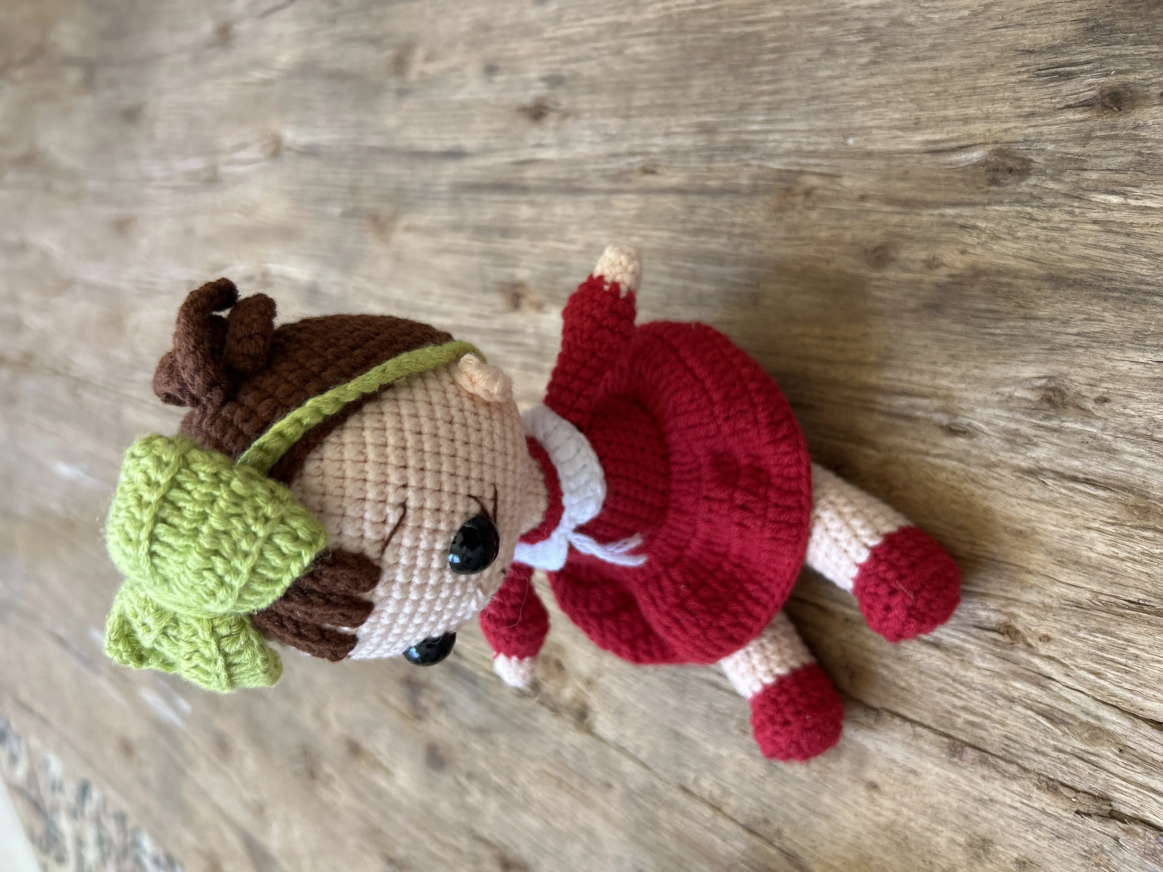 Örgü Bebek - Kırmızı Elbiseli, Yeşil Saçlı ve Eklemli Oyuncak Bebek