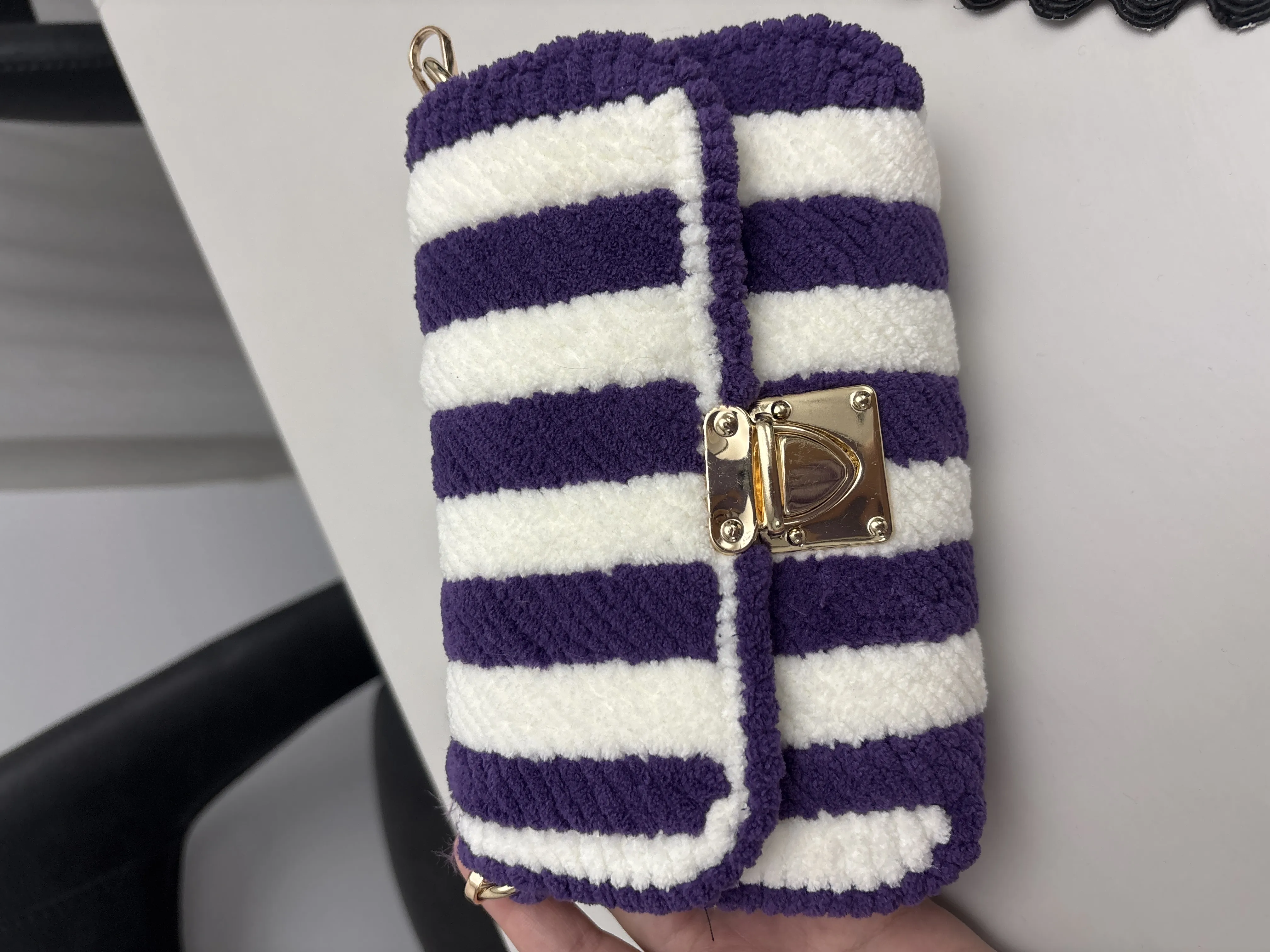 Mor Beyaz Çizgili Peluş Omuz Çantası - Zincir Askılı Şık Tasarım