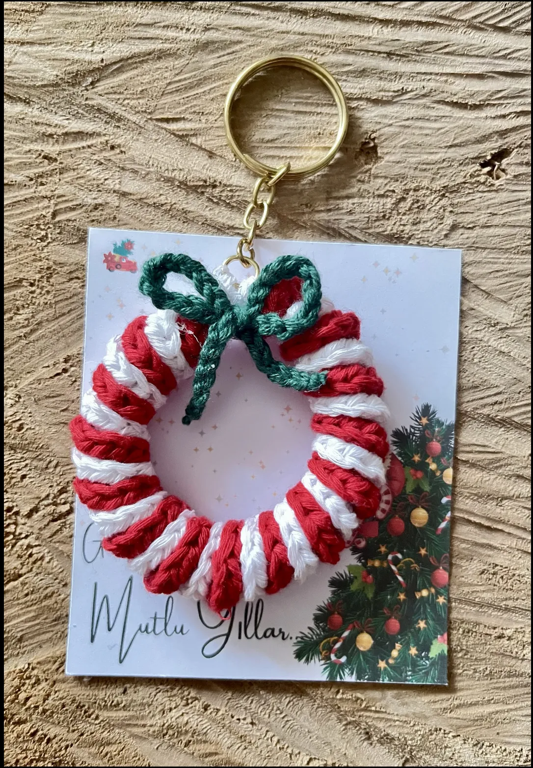 El Yapımı Yeni Yıl Kapı Çelengi Anahtarlık – Kırmızı Beyaz Örgü Noel Temalı Aksesuar