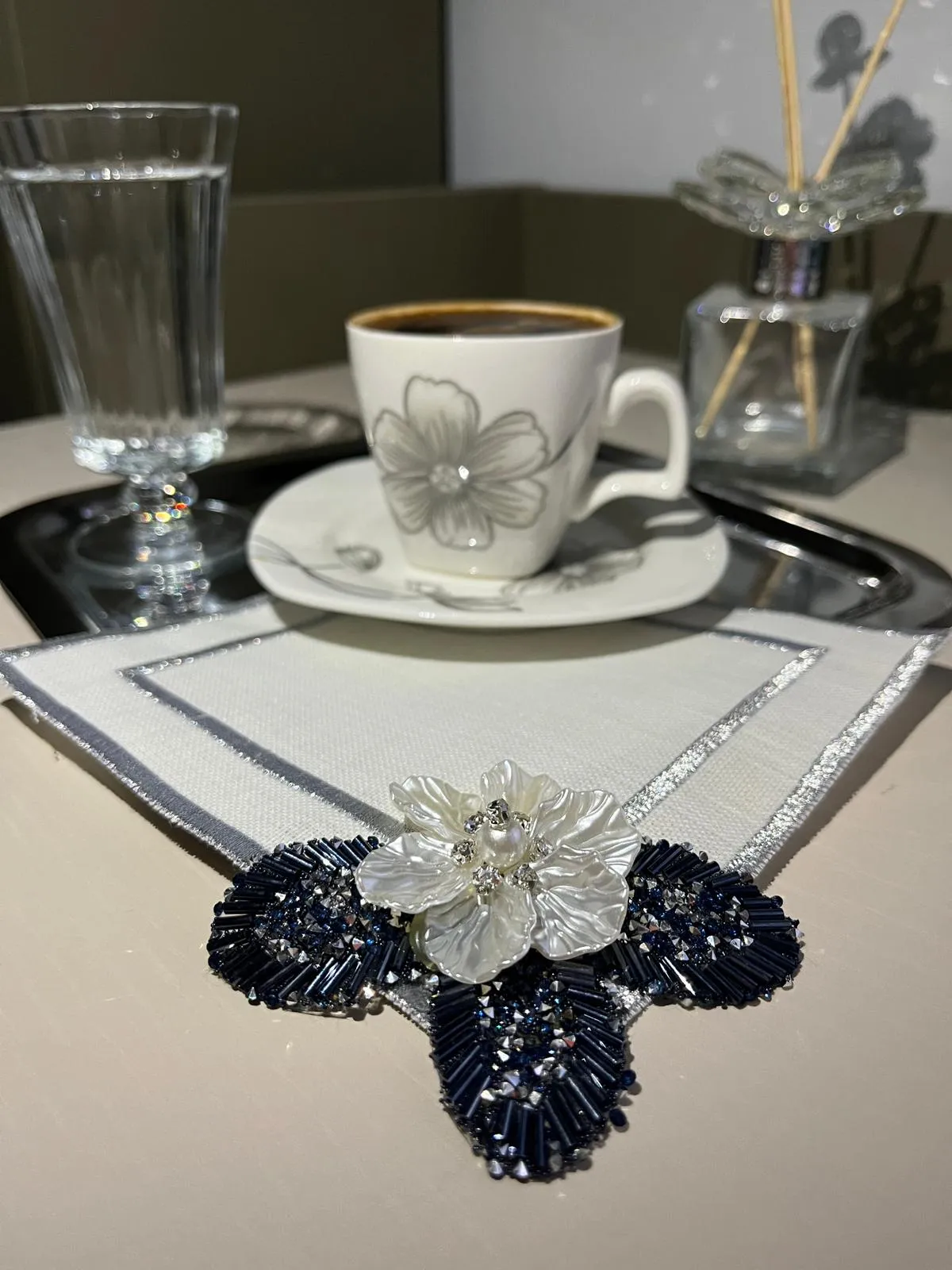 Lacivert Yapraklı Beyaz Çiçekli Kahve Sunum Peçetesi (6’lı Set)