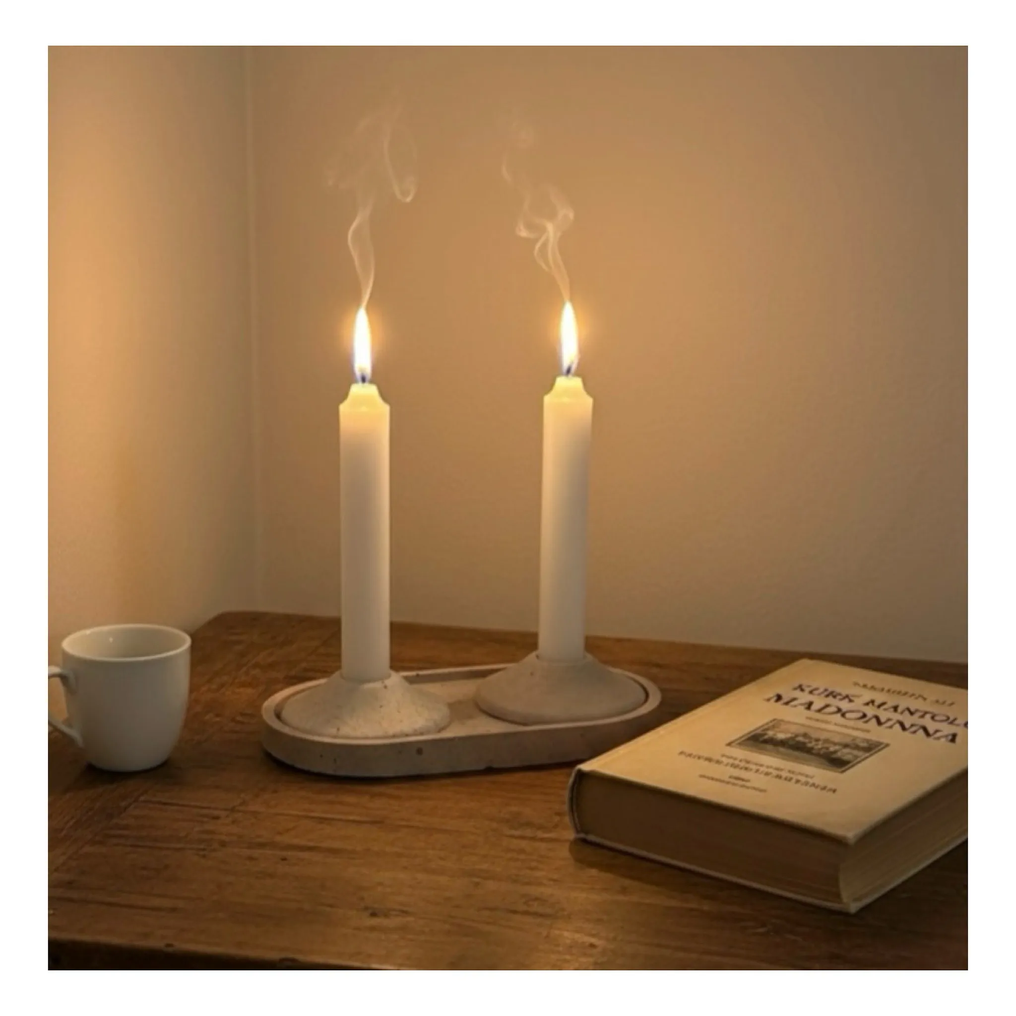 El Yapımı İkili Dekoratif Mum Seti – Minimal Beyaz Tasarım