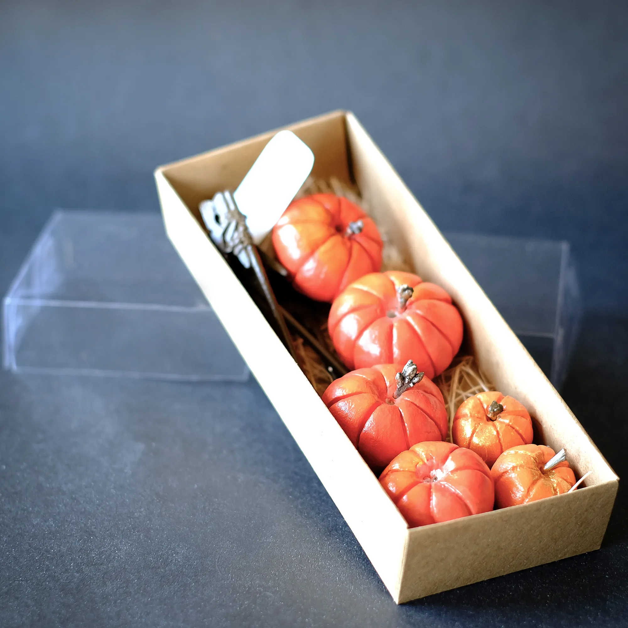 bal kabağı şeklinde isimlik, kahve bardağı yanında sunumluk seti.