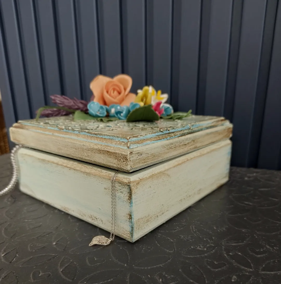 El Yapımı Vintage Çiçekli Ahşap Takı Kutusu – Dekoratif ve Şık Saklama Kutusu