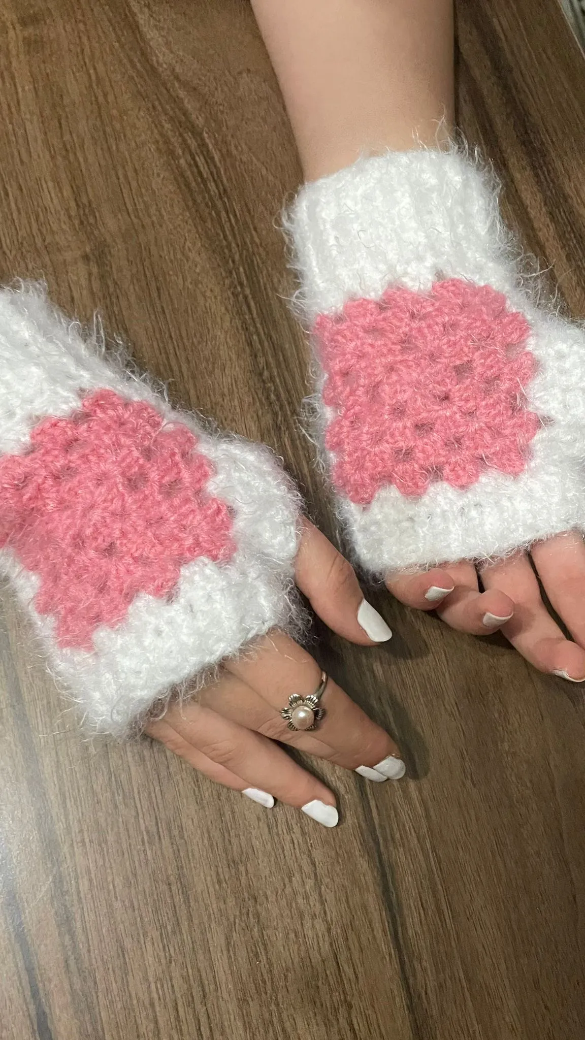 Pembe Çiçek Desenli Beyaz Örgü Eldiven - Bilek Isıtıcı - El Emeği