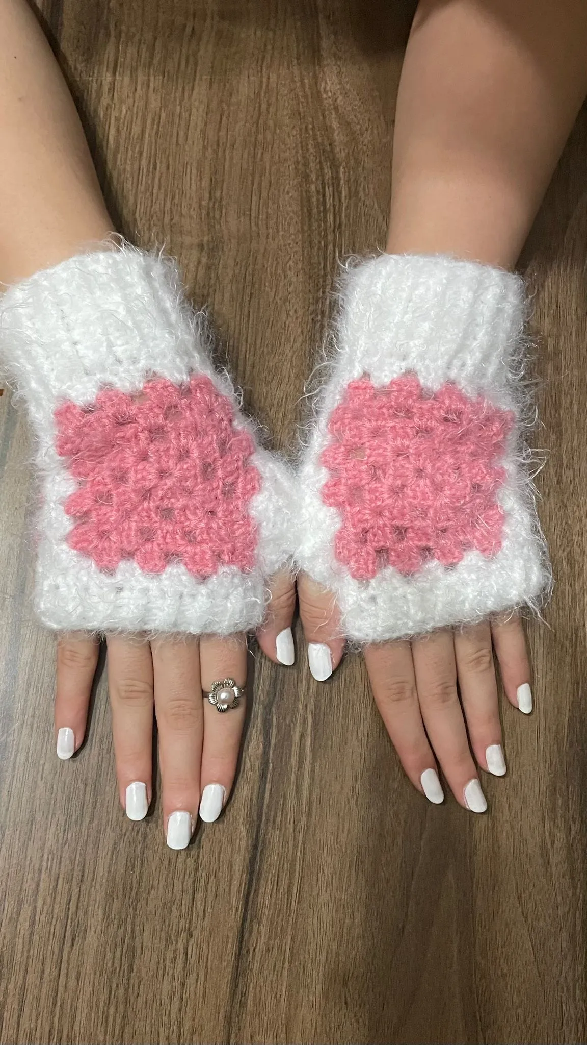 Pembe Çiçek Desenli Beyaz Örgü Eldiven - Bilek Isıtıcı - El Emeği