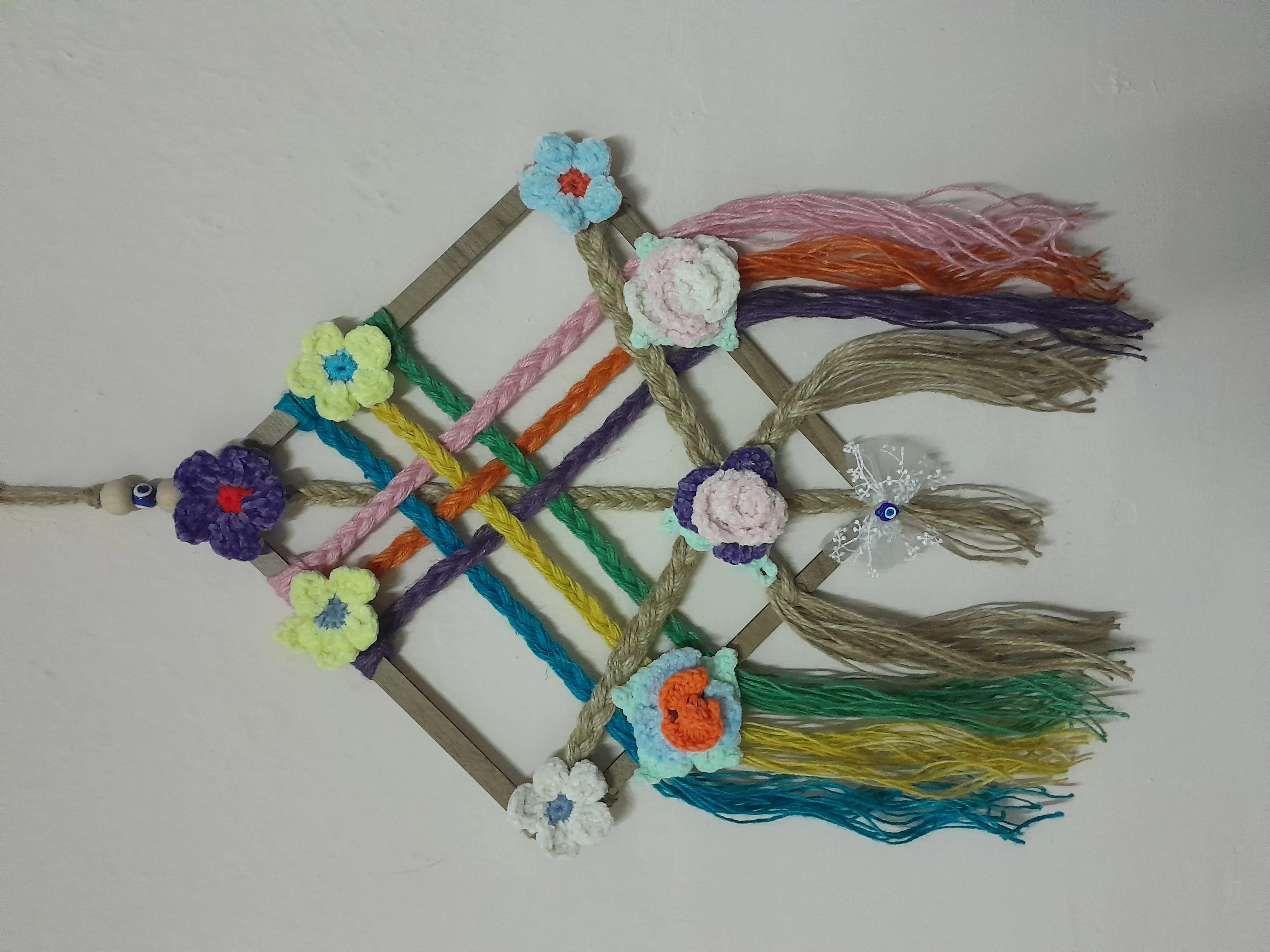 Krem Renkli Makrome Duvar Süsü Ahşap Detaylı Bohem Tarzı - El Yapımı