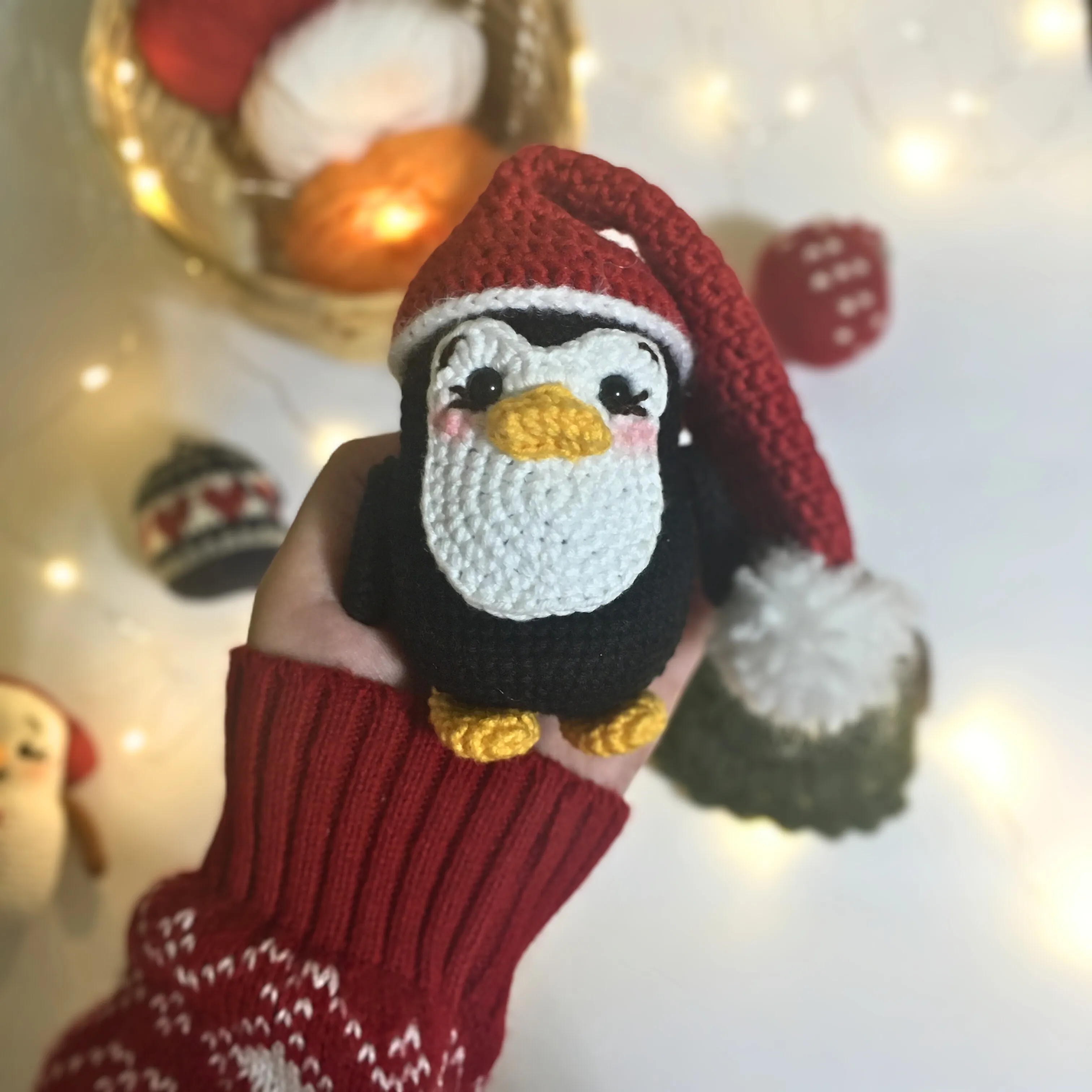 Yılbaşı Şapkalı Örgü Penguen Anahtarlık - Pingu Pin Amigurumi
