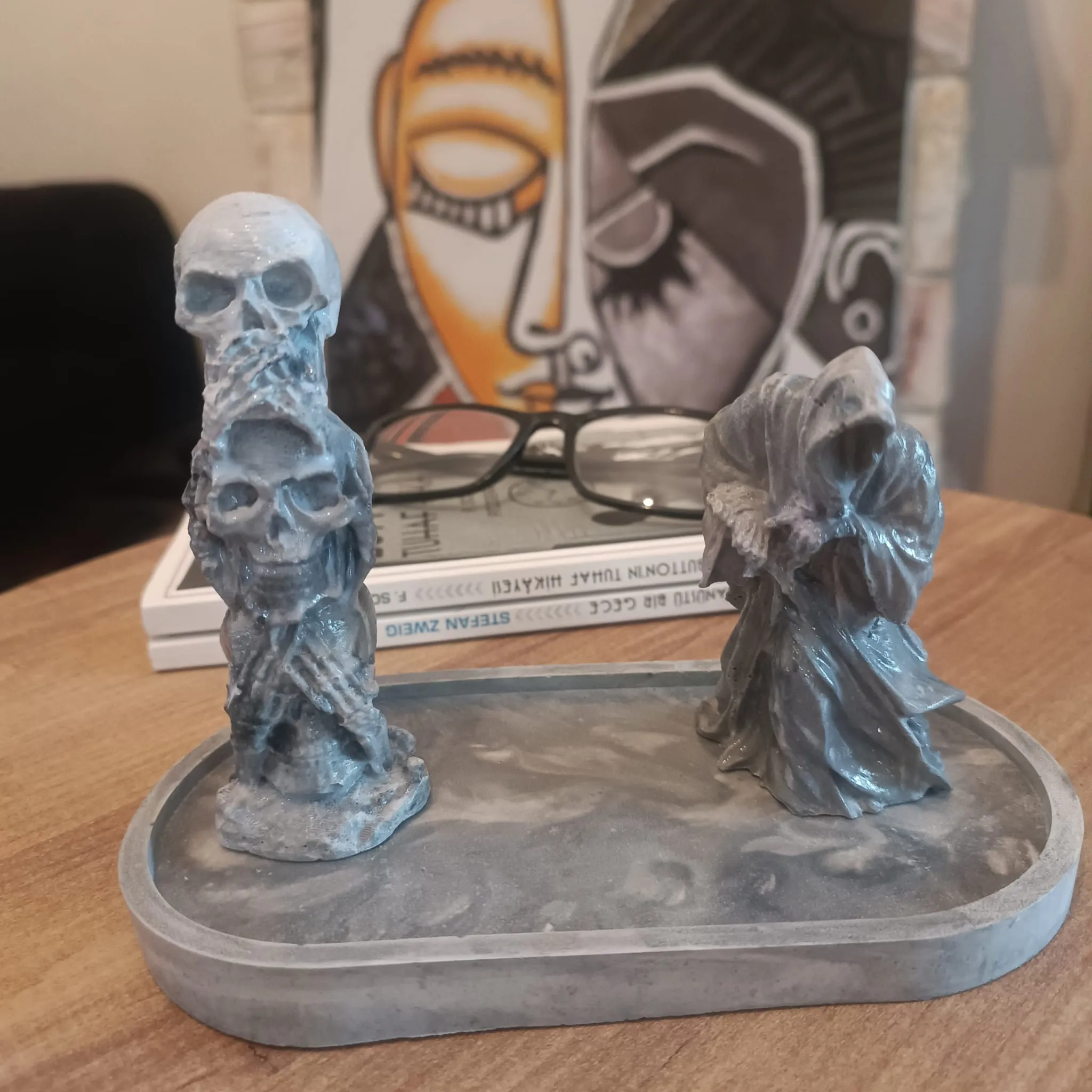 Dekoratif Gri Kafa İskeleti ve Hayalet Figürlü Tabla - El Yapımı