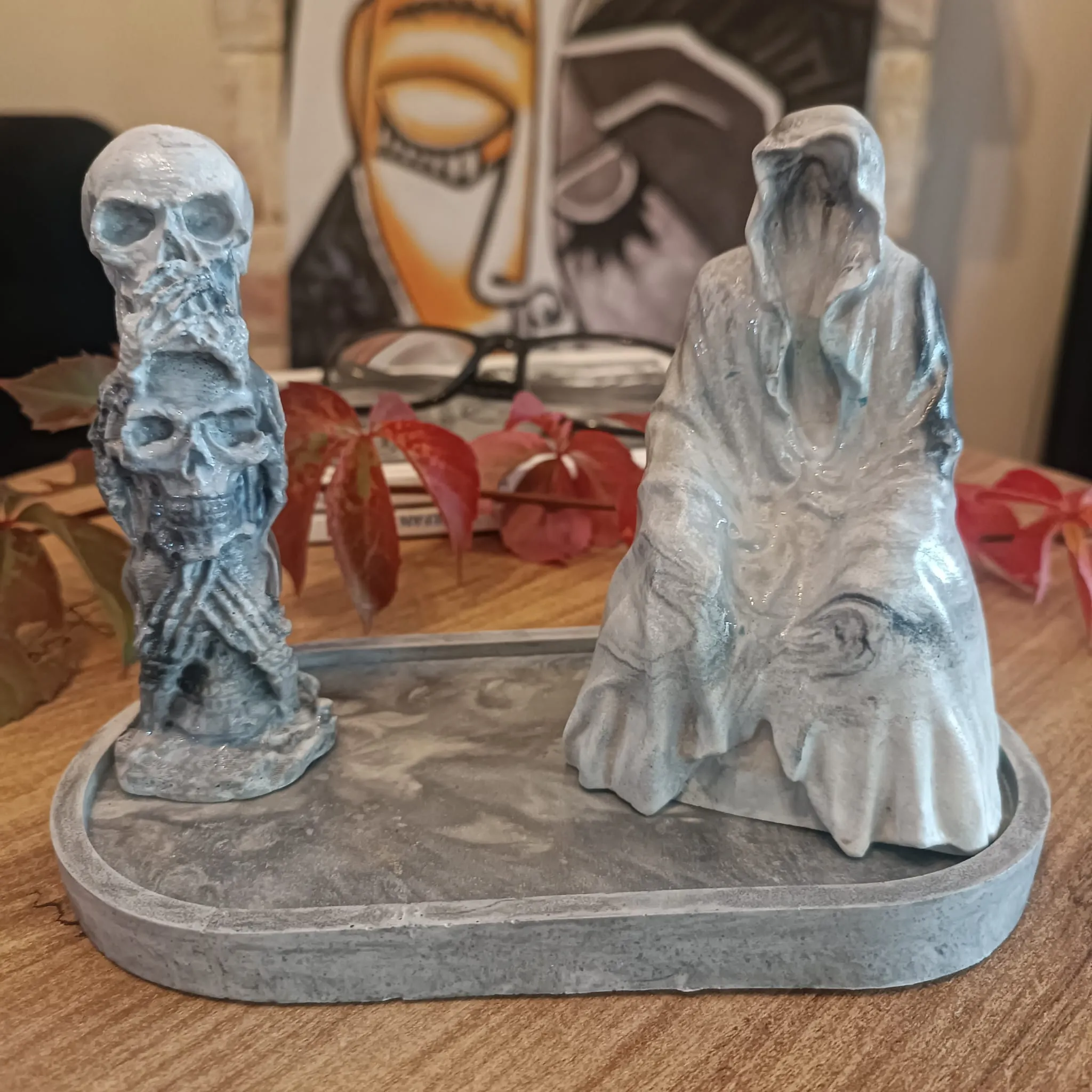 Dekoratif Tabla Üzerinde 3'lü Kuru Kafa ve Hayalet Biblo Seti