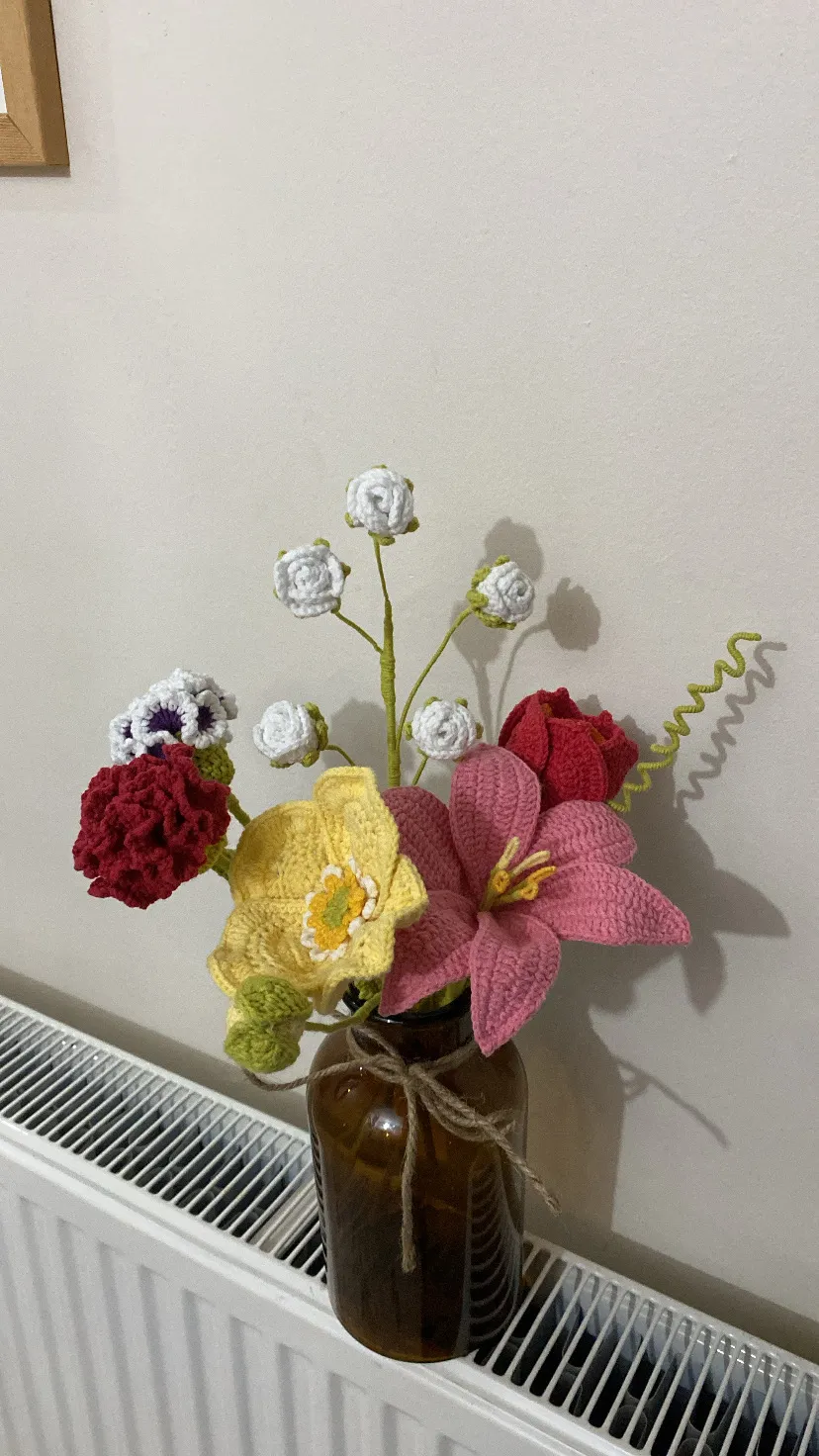 Yapımı Örgü Çiçek Aranjmanı - Kahverengi Cam Vazoda Renkli Çiçekler - El