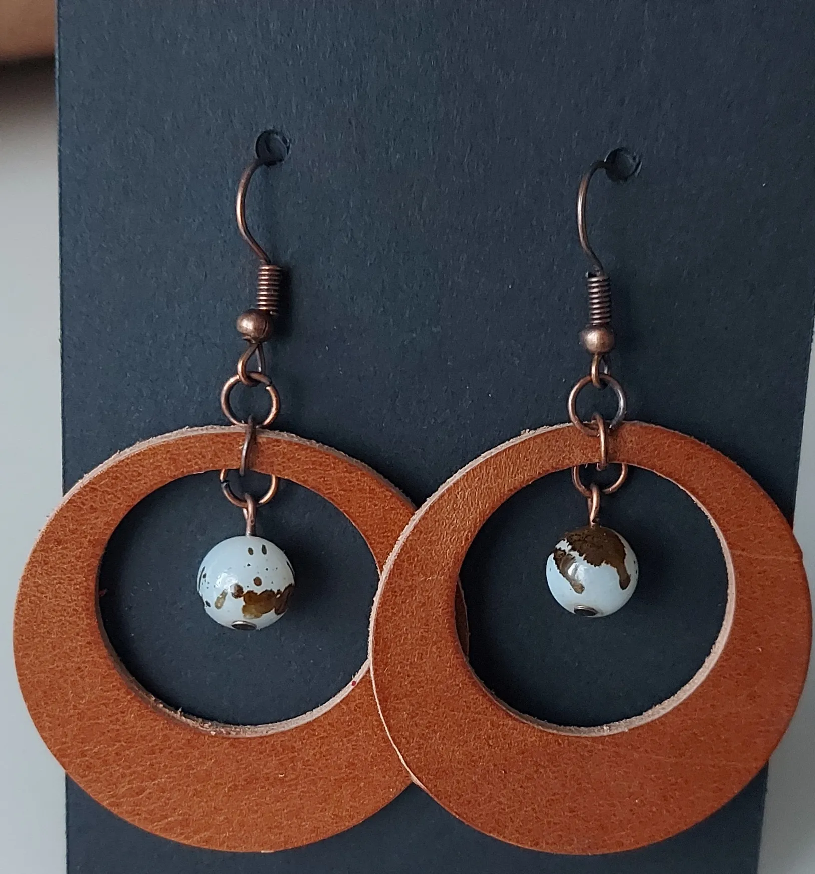 Kahverengi Deri Halkalı Boncuk Detaylı Küpe - El Emeği