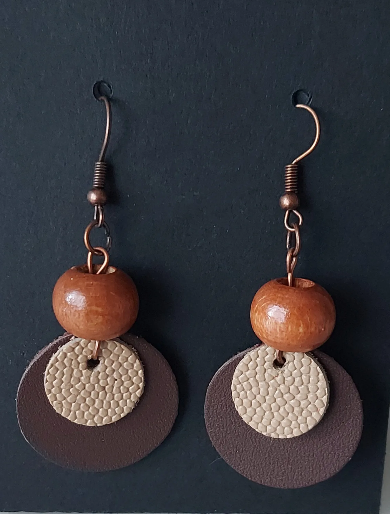 Ahşap Boncuk ve Deri Detaylı Küpe - El İşçiliği Tasarım