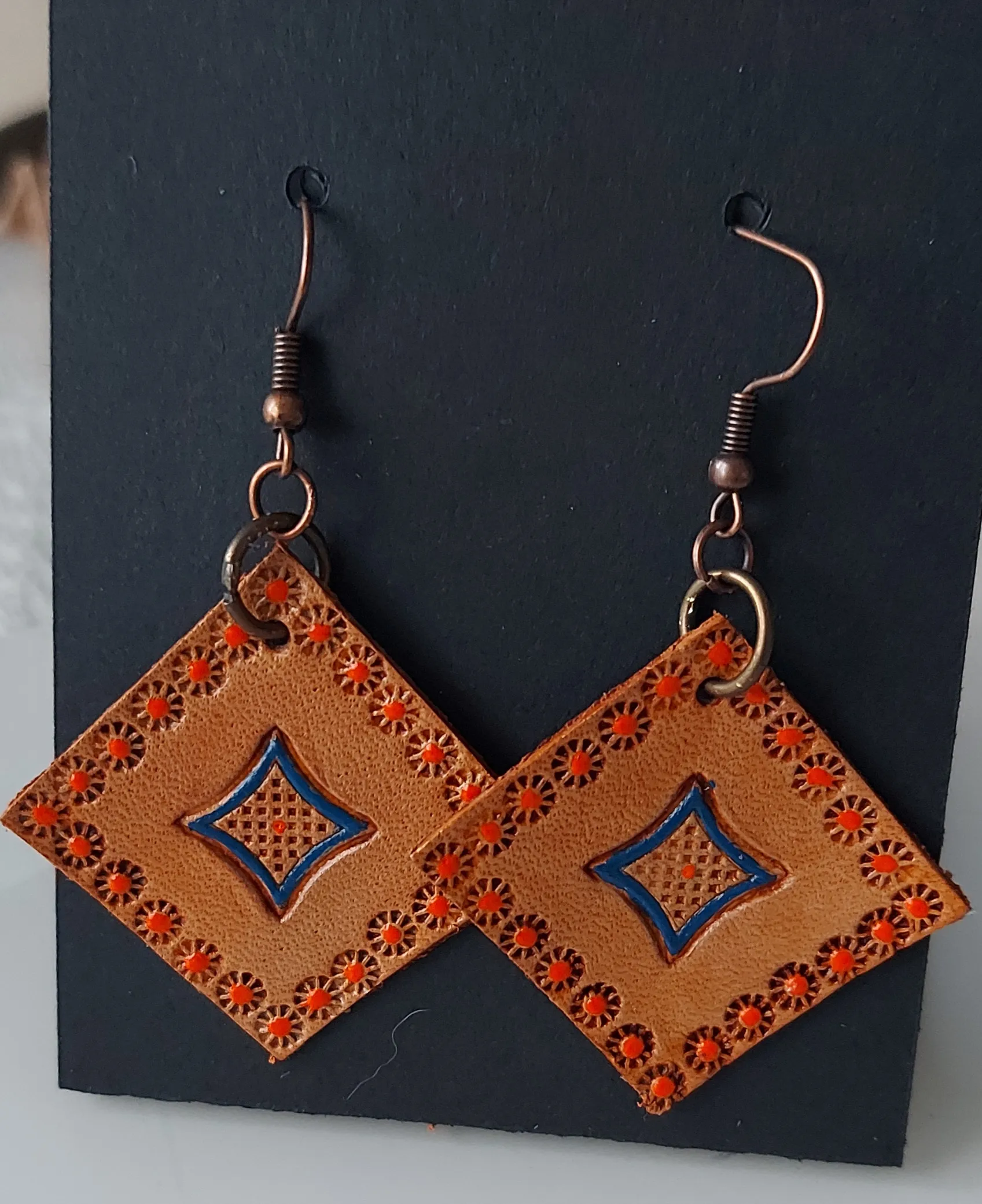 Kahverengi Deri Küpe - Kare Formlu, El İşçiliği Turuncu Detaylı