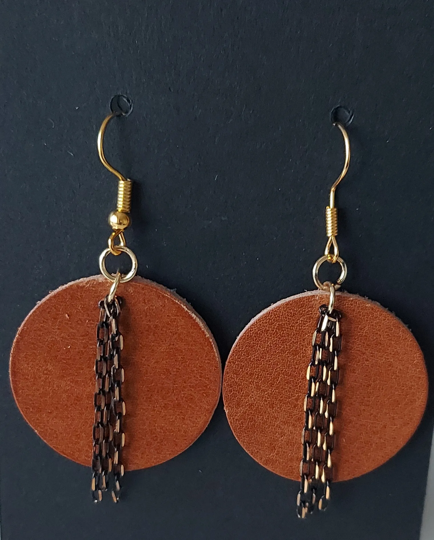 Kahverengi Deri Yuvarlak Küpe Altın Zincir Detaylı - El Emeği