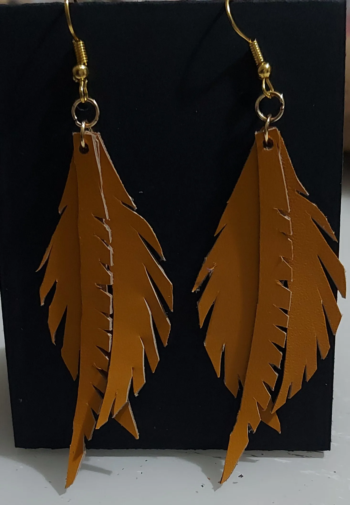 Sarı Yaprak Model Deri Küpe - El Emeği Tasarım Aksesuar