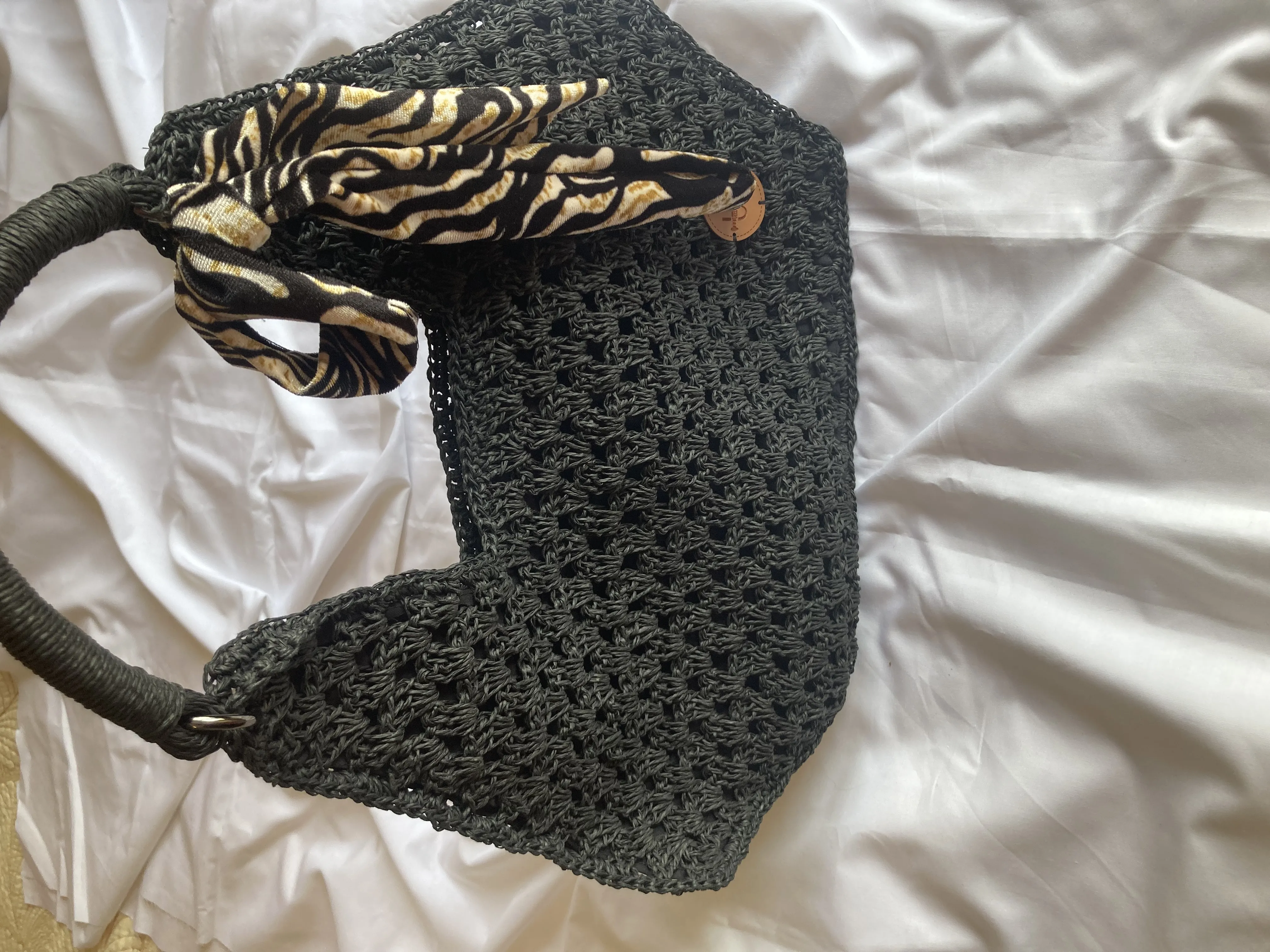 Siyah Kağıt İp Örgü Omuz Çantası - Zebra Desen Aksesuarlı