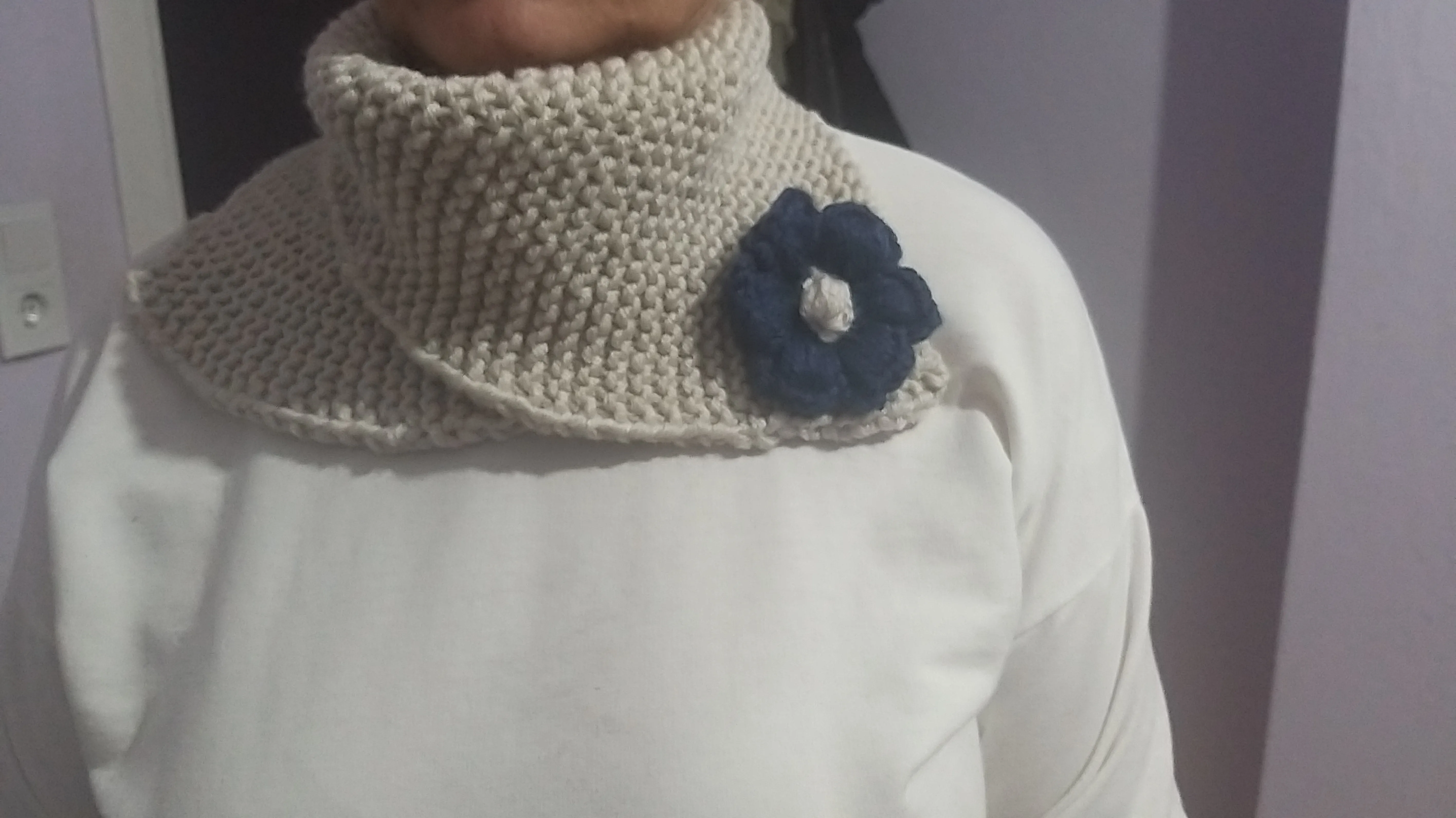 Krem Rengi Örgü Boyunluk - Lacivert Çiçek Detaylı - El Emeği