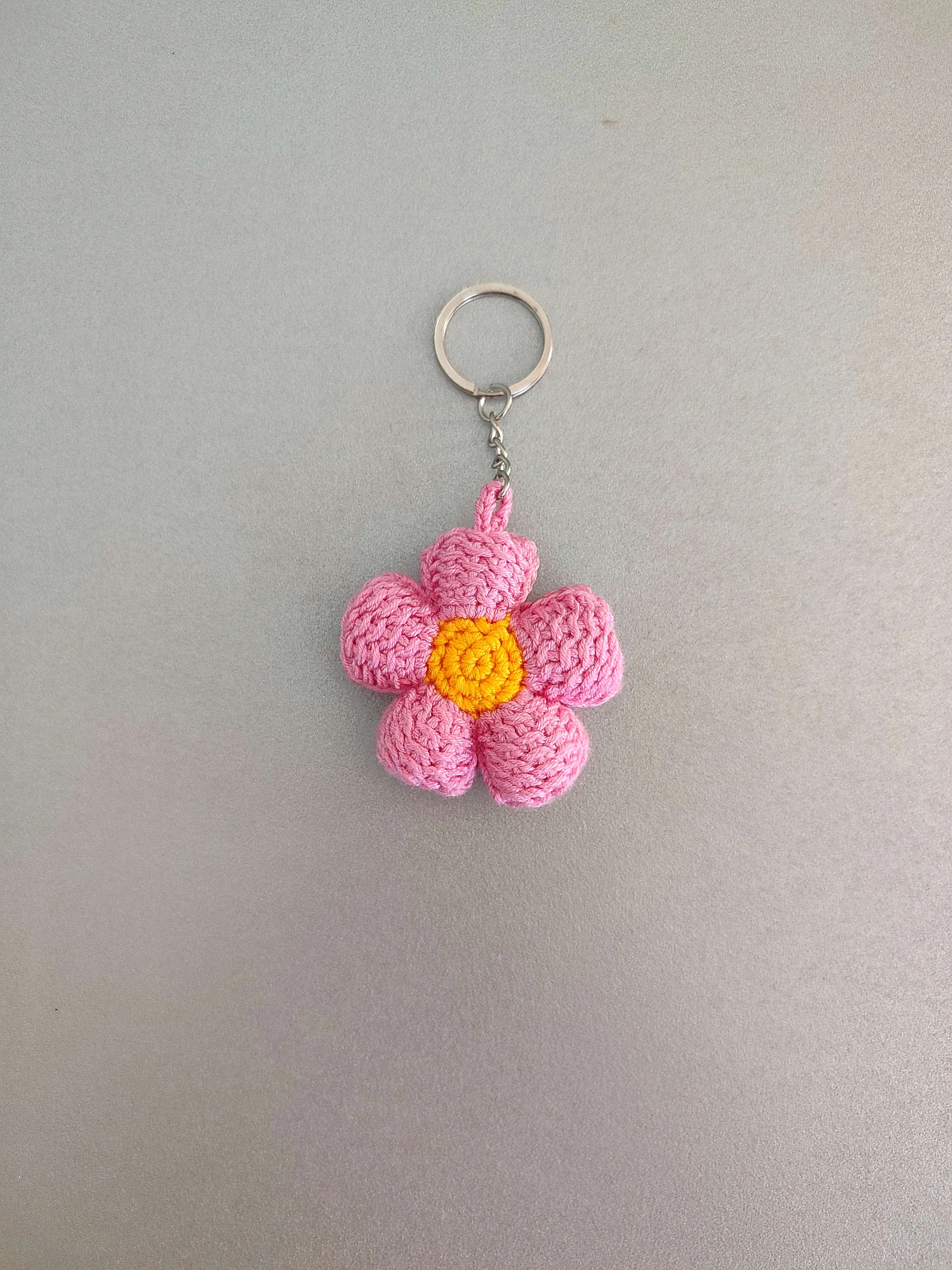 El Yapımı Örgü Çiçek Anahtarlık – Pembe Sarı Renkli Amigurumi Çiçek Anahtarlık, Sevimli Hediye Aksesuar