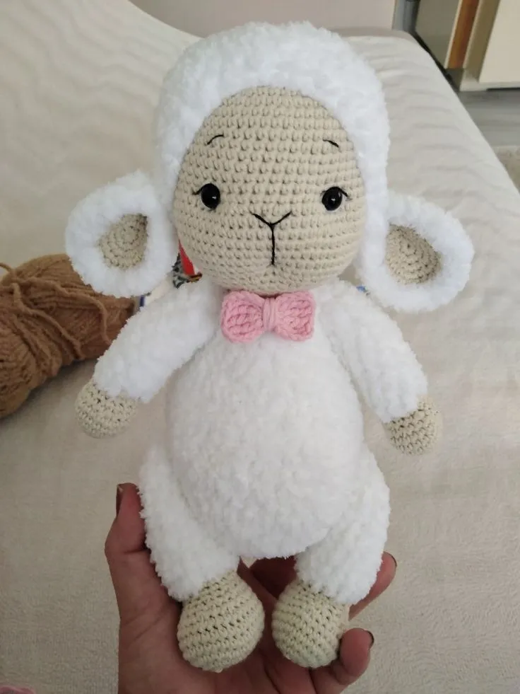 Beyaz Örgü Kuzu Oyuncak - Pembe Fiyonklu, El Emeği Bebek Oyuncak