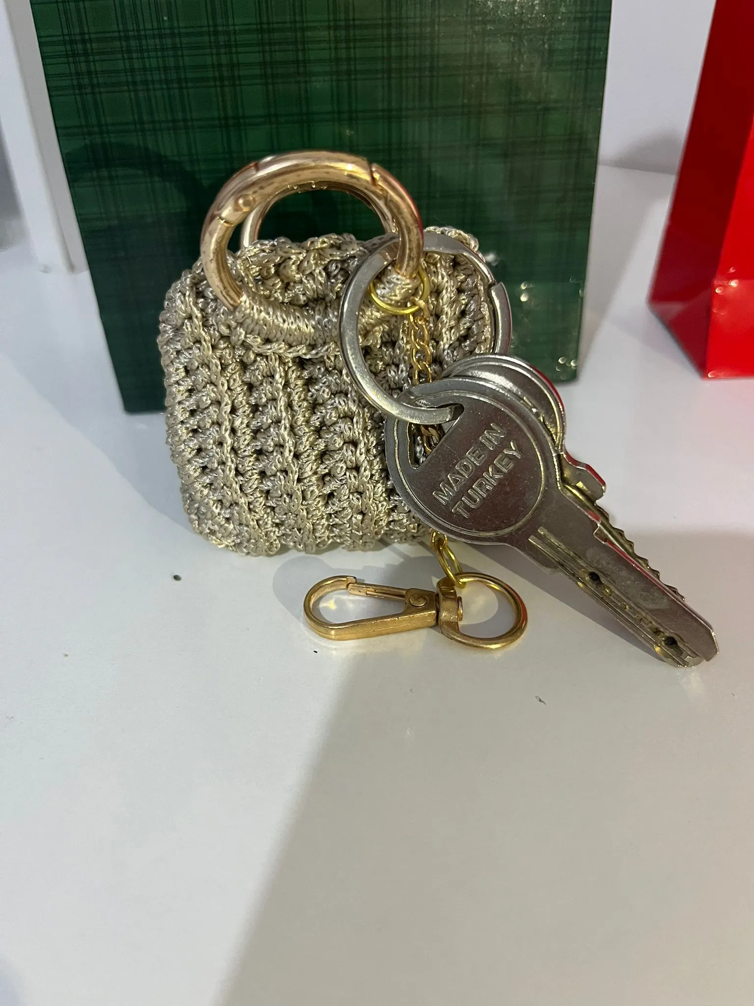 Bej Renkli Polyester Makrome Mini Çanta Anahtarlık | Gold Aksesuarlı Çanta Süsü