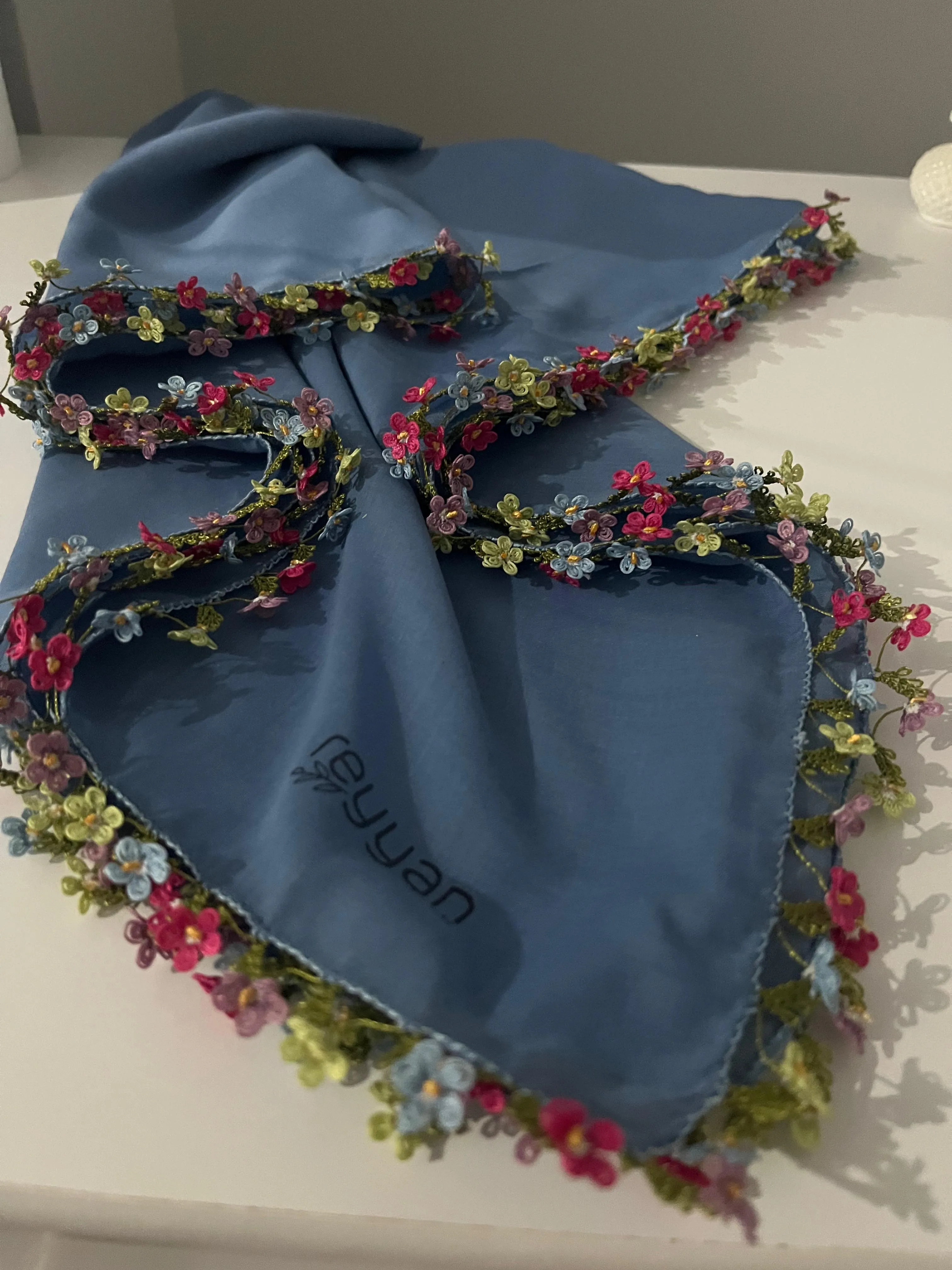 Mavi Renkli Çiçek Motifli Tülbent - El İğnesi Oya Kenarlı