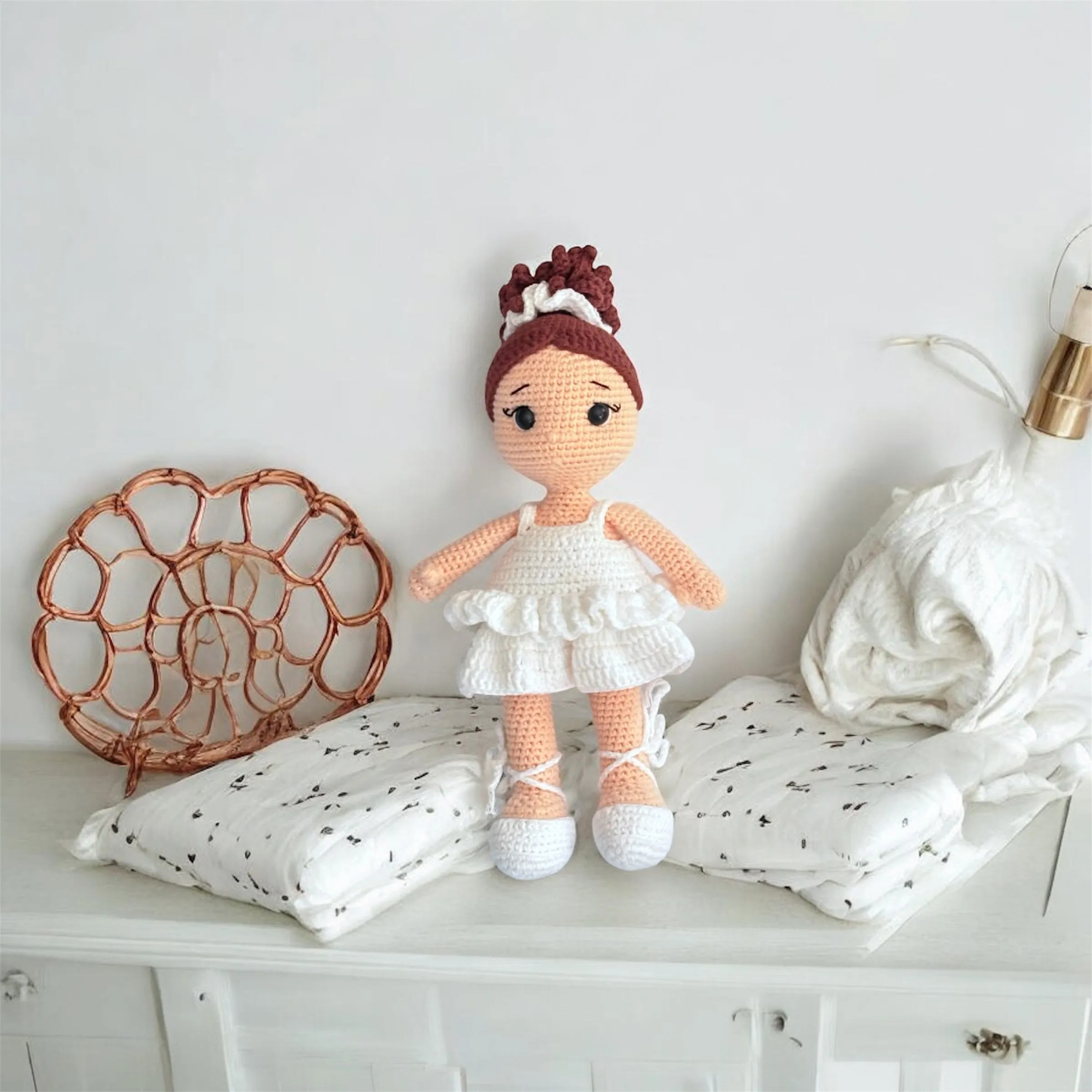 Beyaz Elbise Giymiş Amigurumi Balerin Bebek Oyuncak - El Yapımı