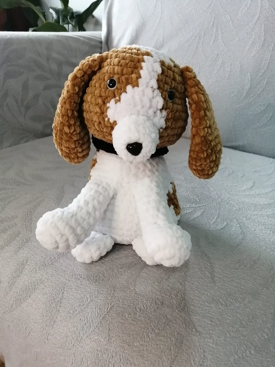El Yapımı Amigurumi Köpek – 25 cm – Kahverengi & Beyaz Kadife İp Oyuncak
