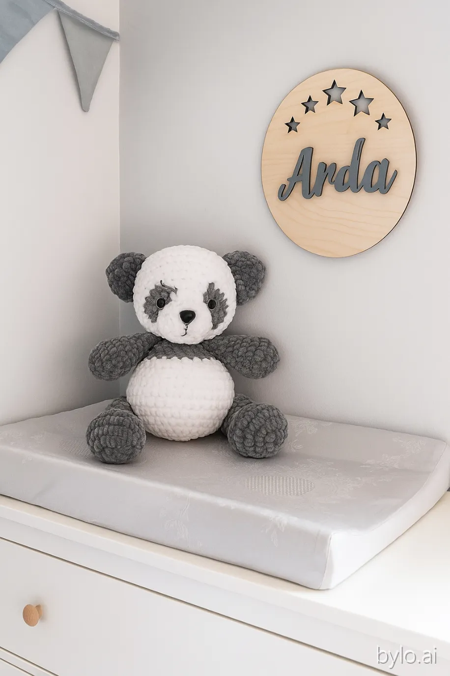 El Yapımı Amigurumi Panda Oyuncak – Gri ve Beyaz, Kilitli Gözlü Güvenli Peluş