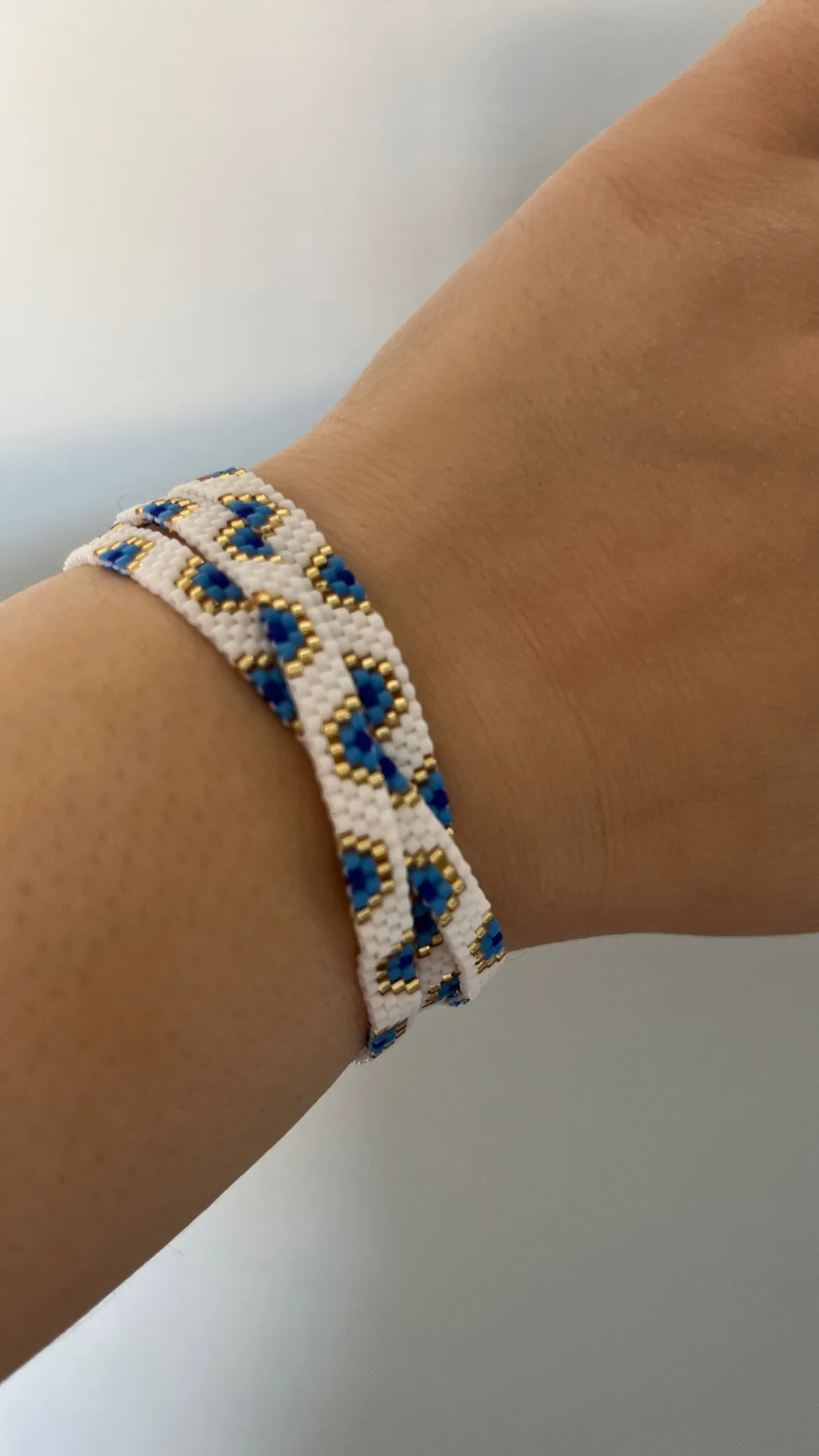 Beyaz ve Mavi Miyoki Boncuk Dokuma Sarmal Bileklik - El Emeği