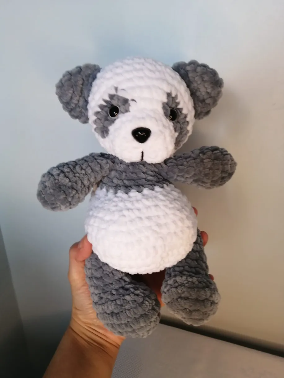 El Yapımı Amigurumi Panda Oyuncak – Gri ve Beyaz, Kilitli Gözlü Güvenli Peluş