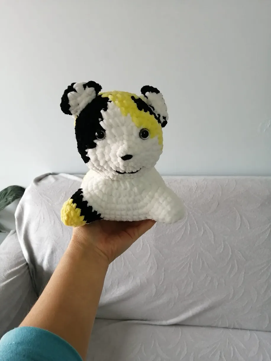 Yatar Pozisyonda Amigurumi Kedi - Beyaz, Siyah ve Sarı Renkli - El Yapımı