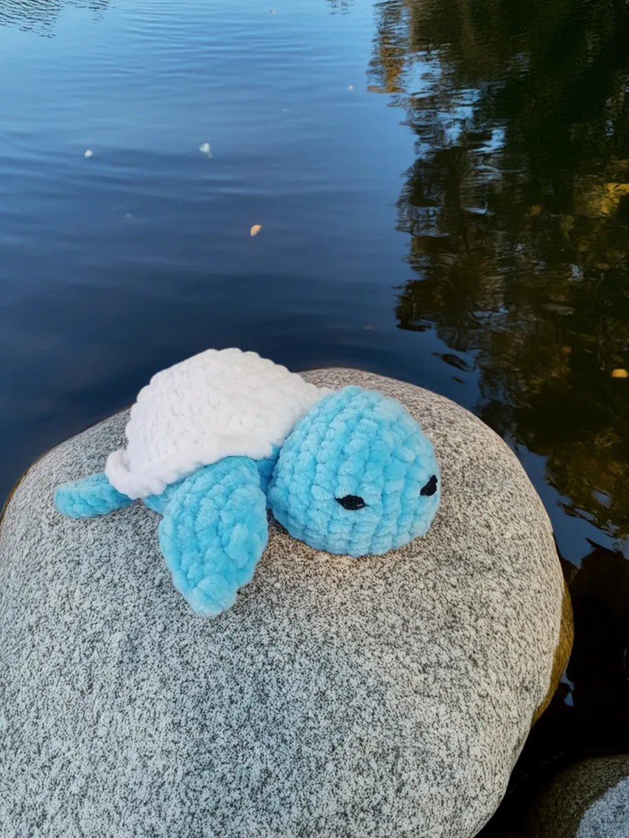 Mavi beyaz el yapımı kaplumbağa