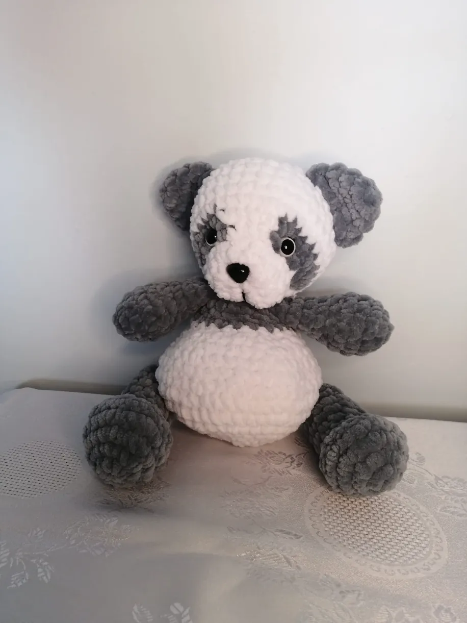 El Yapımı Amigurumi Panda Oyuncak – Gri ve Beyaz, Kilitli Gözlü Güvenli Peluş