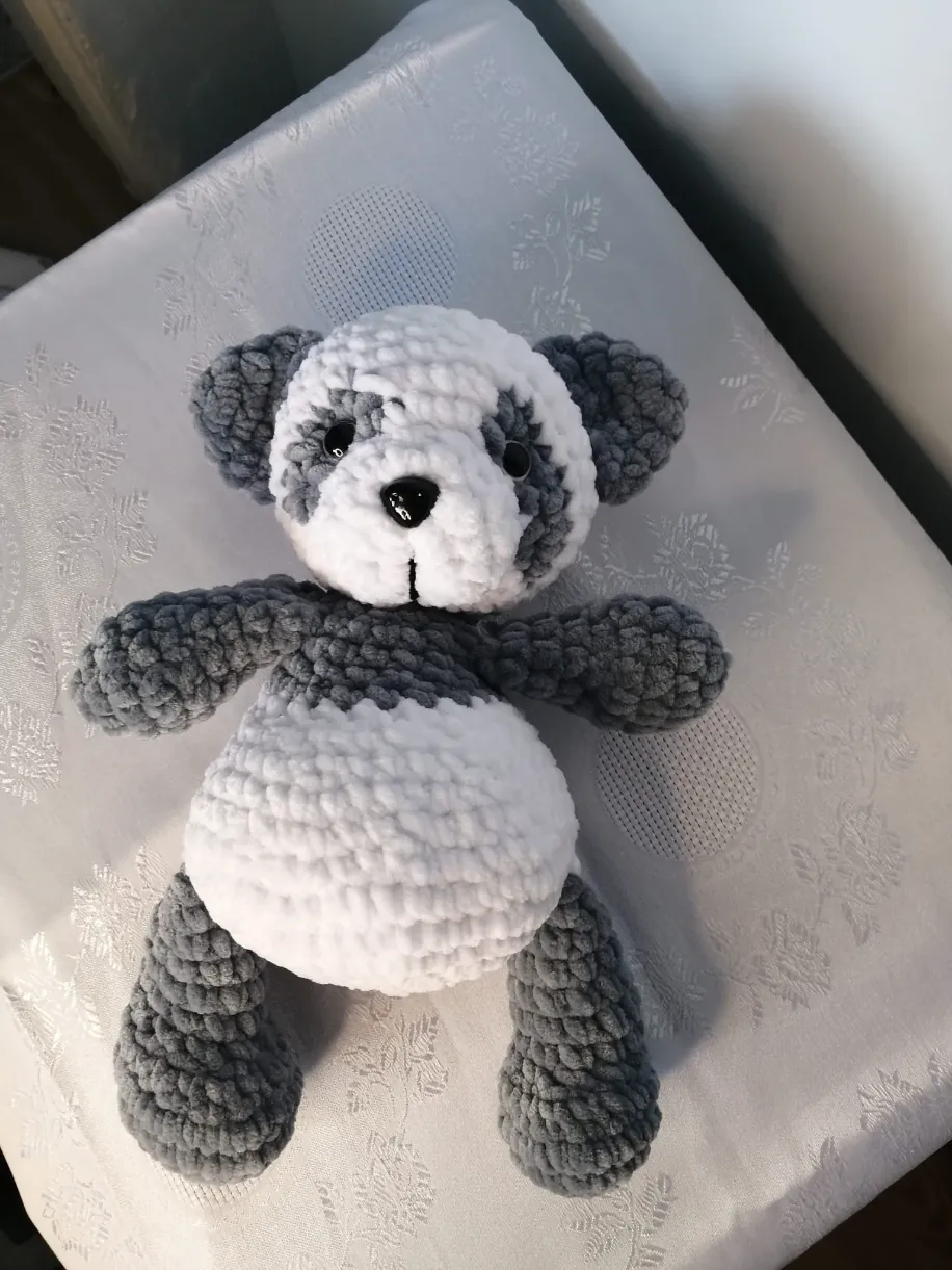 El Yapımı Amigurumi Panda Oyuncak – Gri ve Beyaz, Kilitli Gözlü Güvenli Peluş