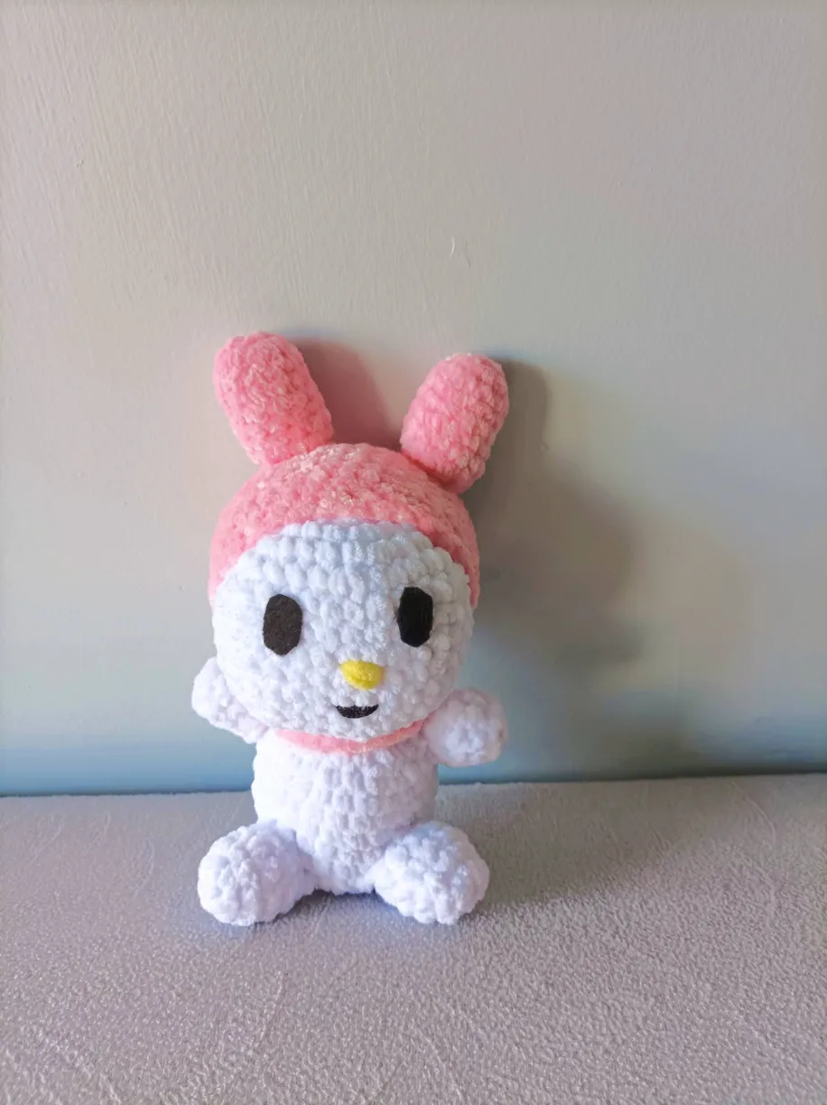 El Yapımı My Melody Benzeri Amigurumi Oyuncak – 20 cm Beyaz & Pembe