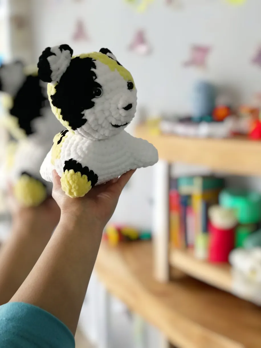 Yatar Pozisyonda Amigurumi Kedi - Beyaz, Siyah ve Sarı Renkli - El Yapımı