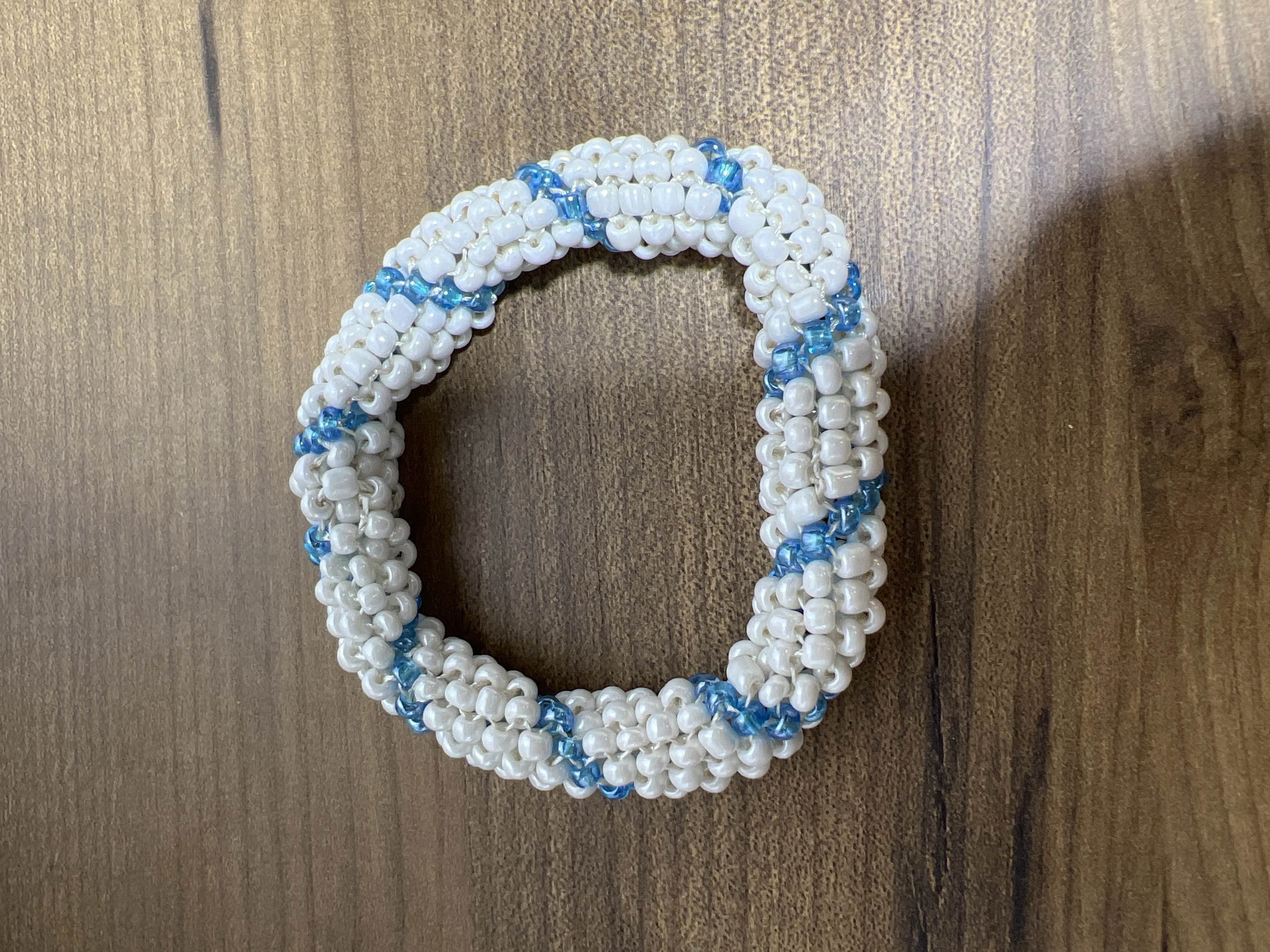 Taş Boncuklu Bileklik - Beyaz ve Mavi Hapishane İşi El Emeği