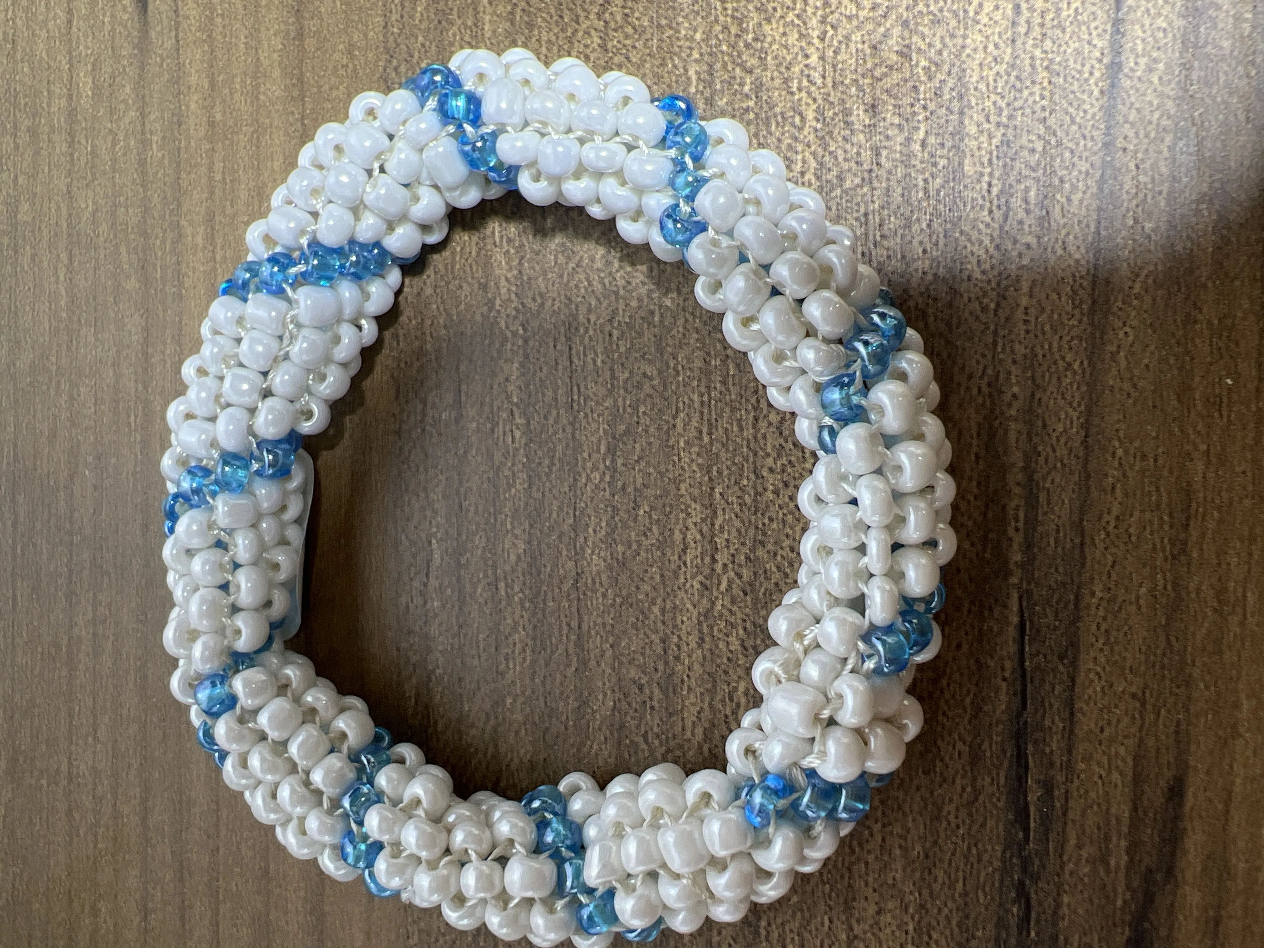 Taş Boncuklu Bileklik - Beyaz ve Mavi Hapishane İşi El Emeği