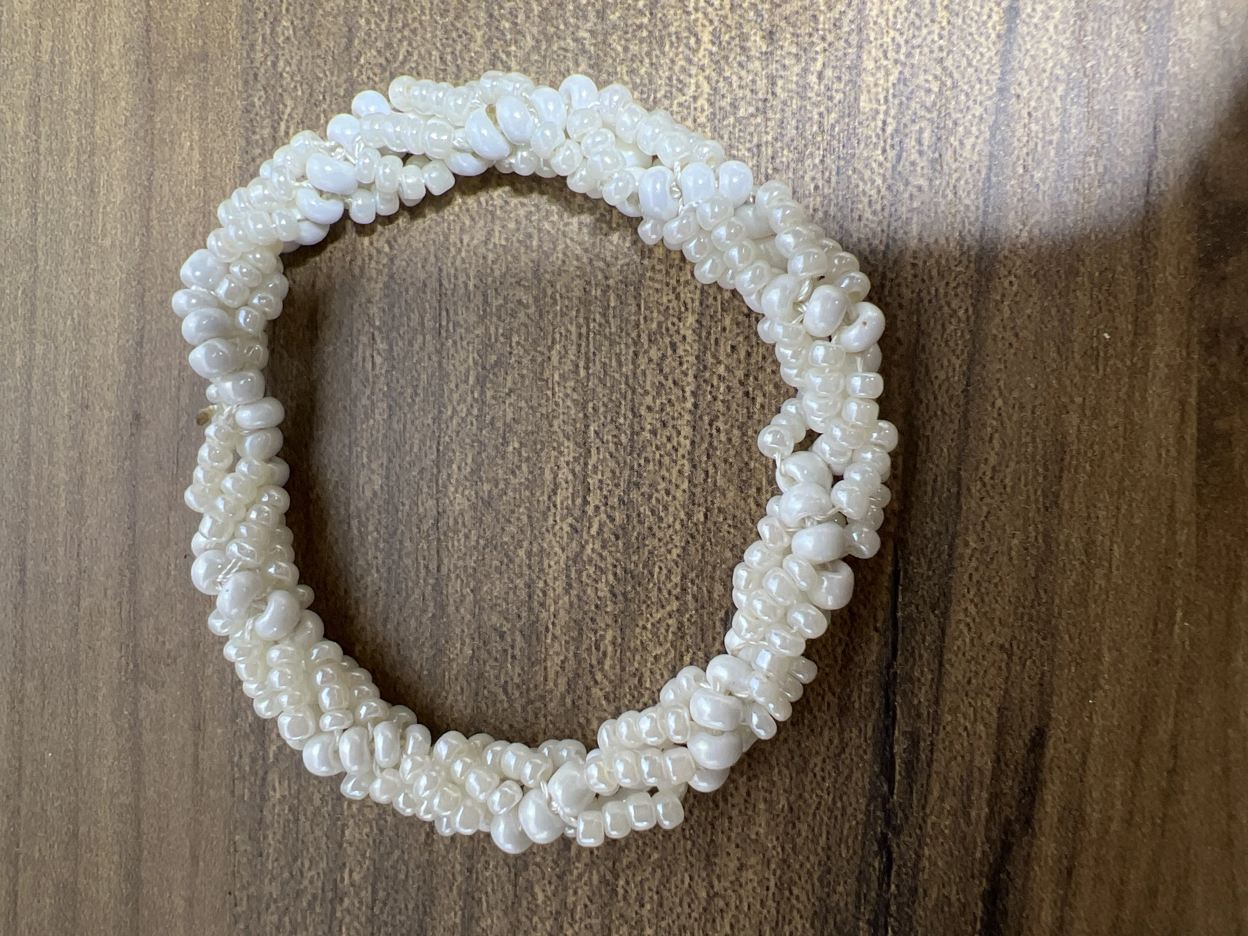 Zarif ve Şık Çok Sıralı Beyaz Boncuk Bileklik