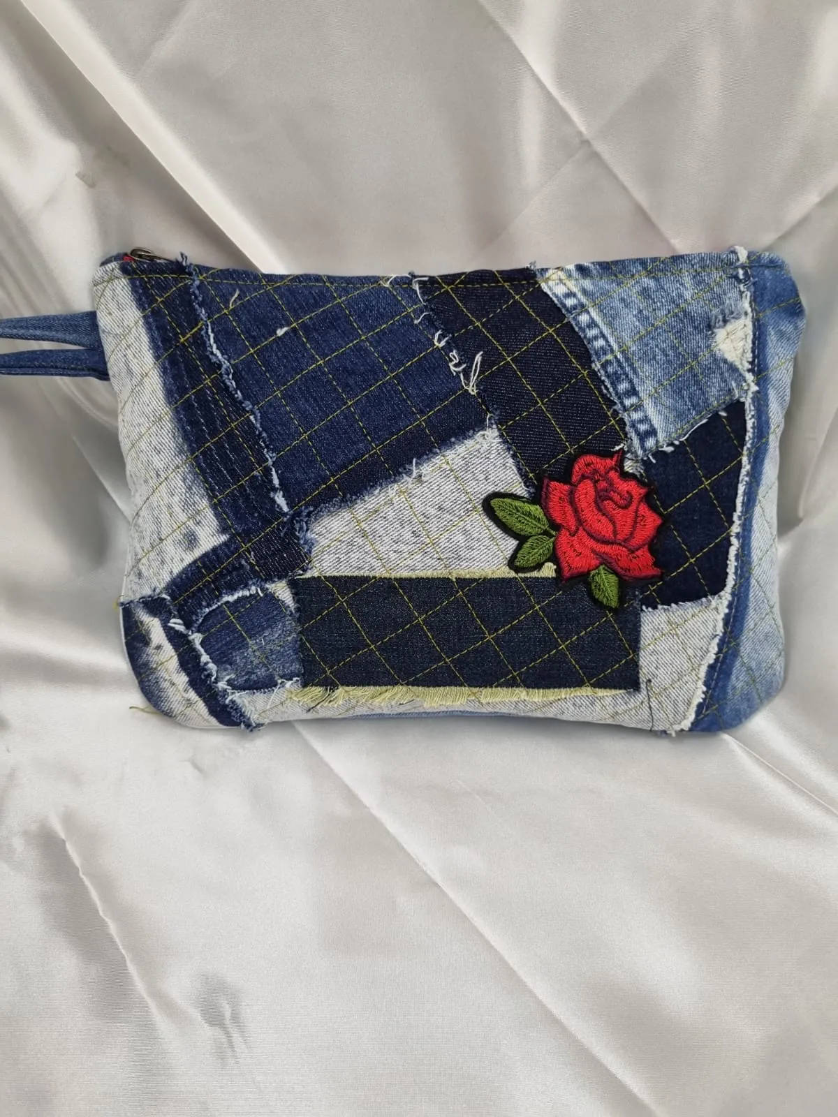 Mavi Denim Patchwork Gül Nakışlı Fermuarlı El Çantası - El Yapımı