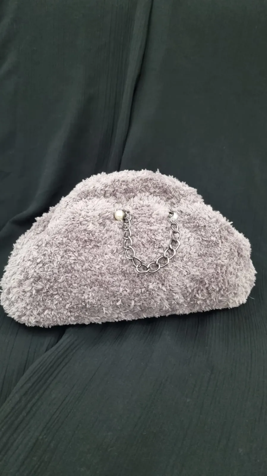 Gri Pelüş Kumaş Zincir ve İnci Detaylı Pofuduk El Çantası