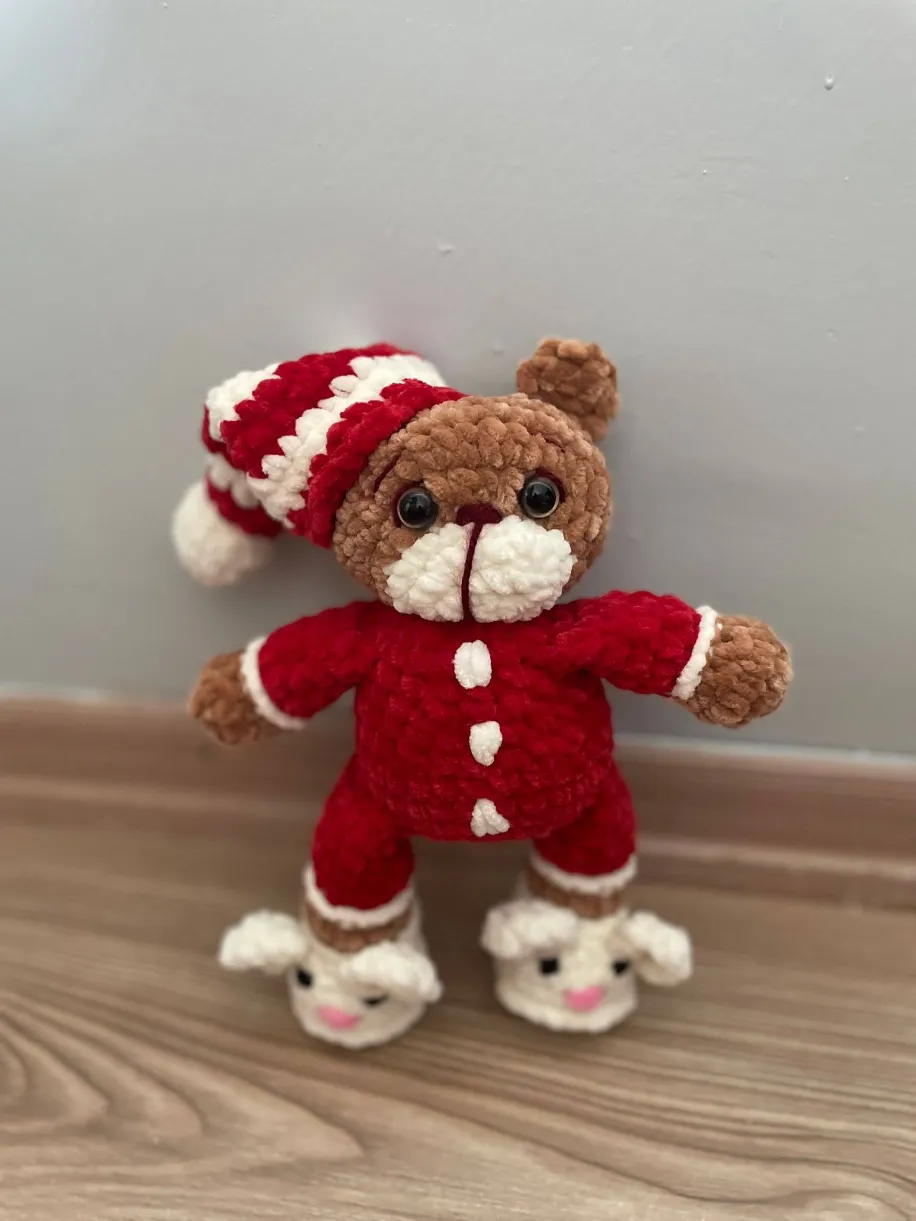 El Yapımı Amigurumi Pijamalı Ayıcık – Yumuşak Peluş Oyuncak