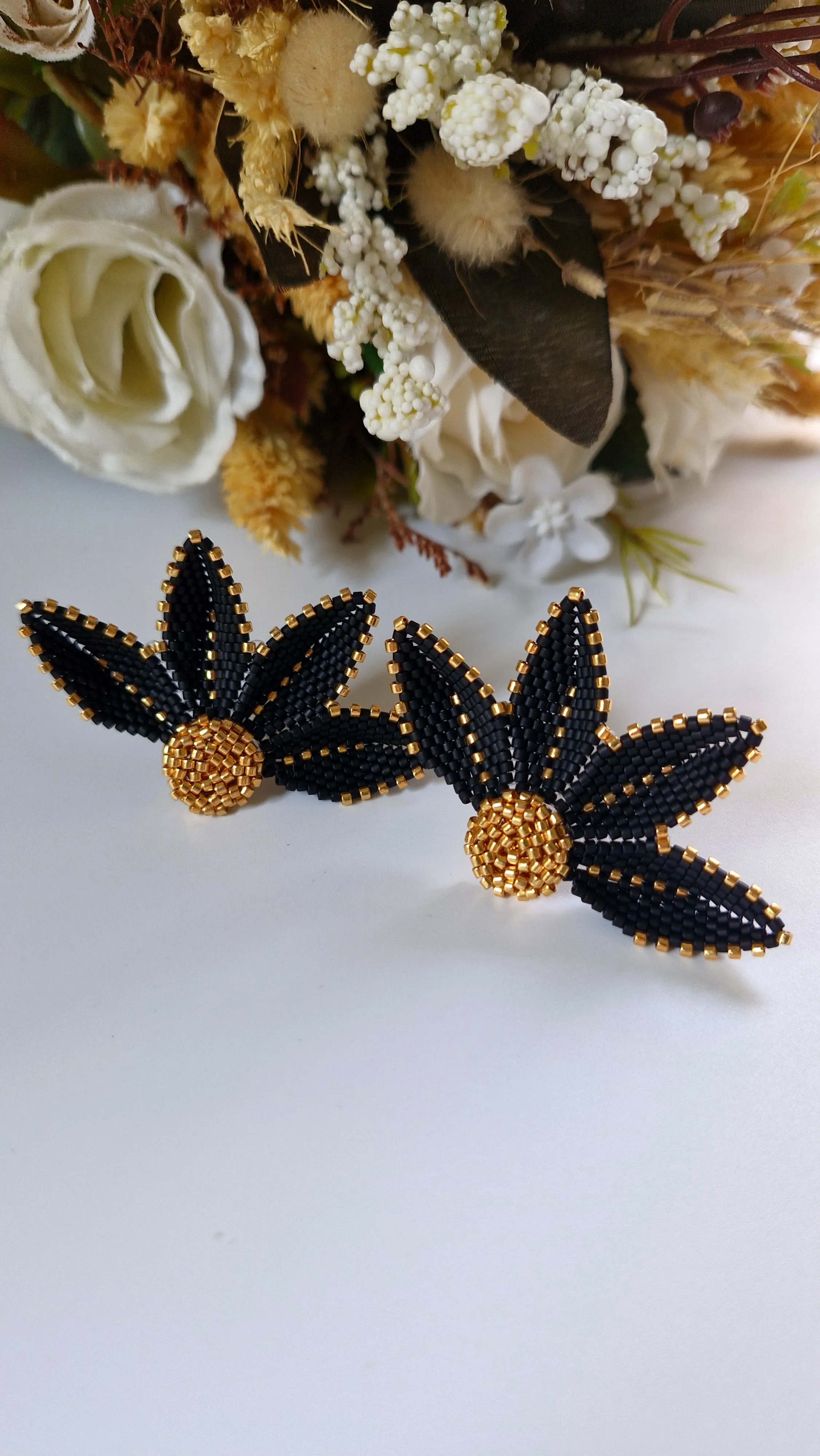 Siyah ve Altın Rengi Çiçek Motifli Miyuki Boncuk Küpe - El Emeği