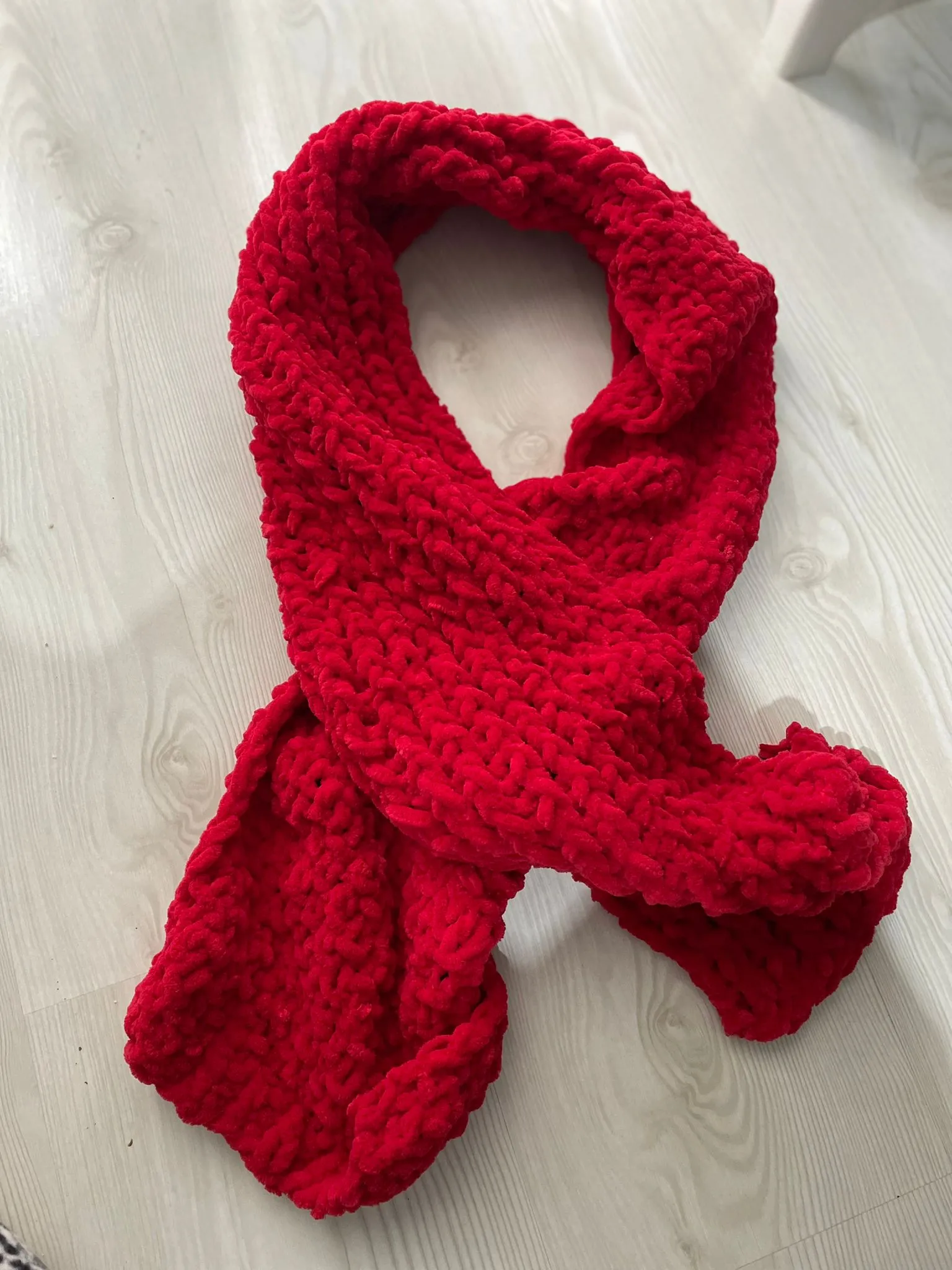 Kırmızı Peluş Dokulu Pofuduk Atkı - Yumuşak ve Sıcak Tutan