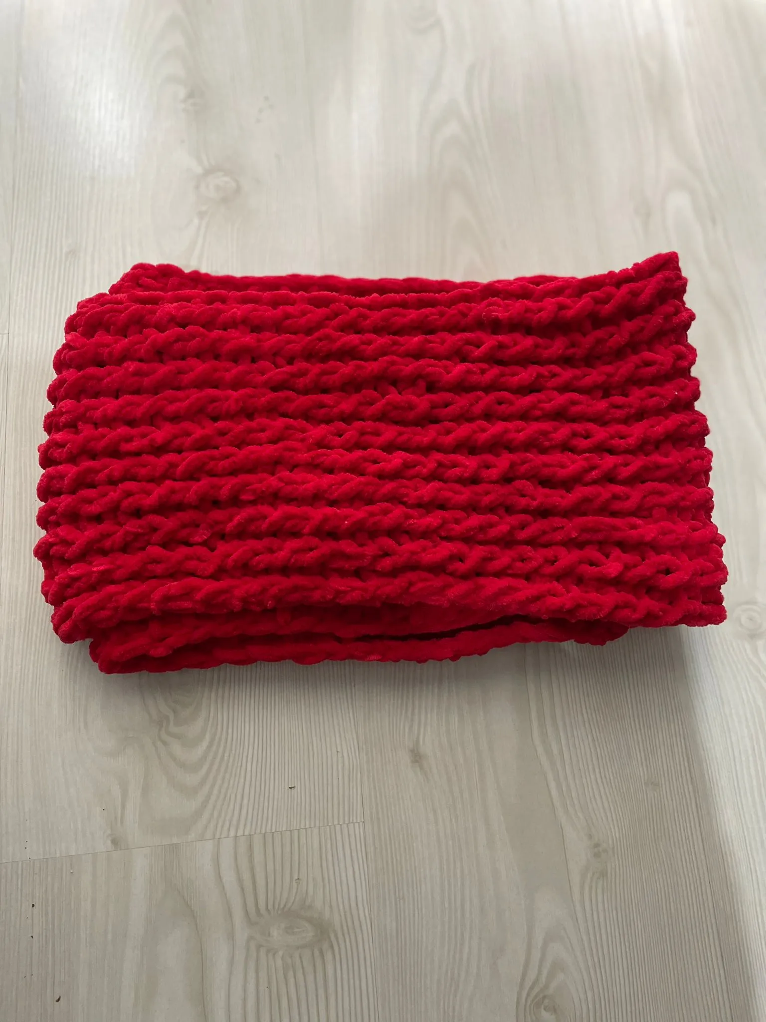 Kırmızı Peluş Dokulu Pofuduk Atkı - Yumuşak ve Sıcak Tutan