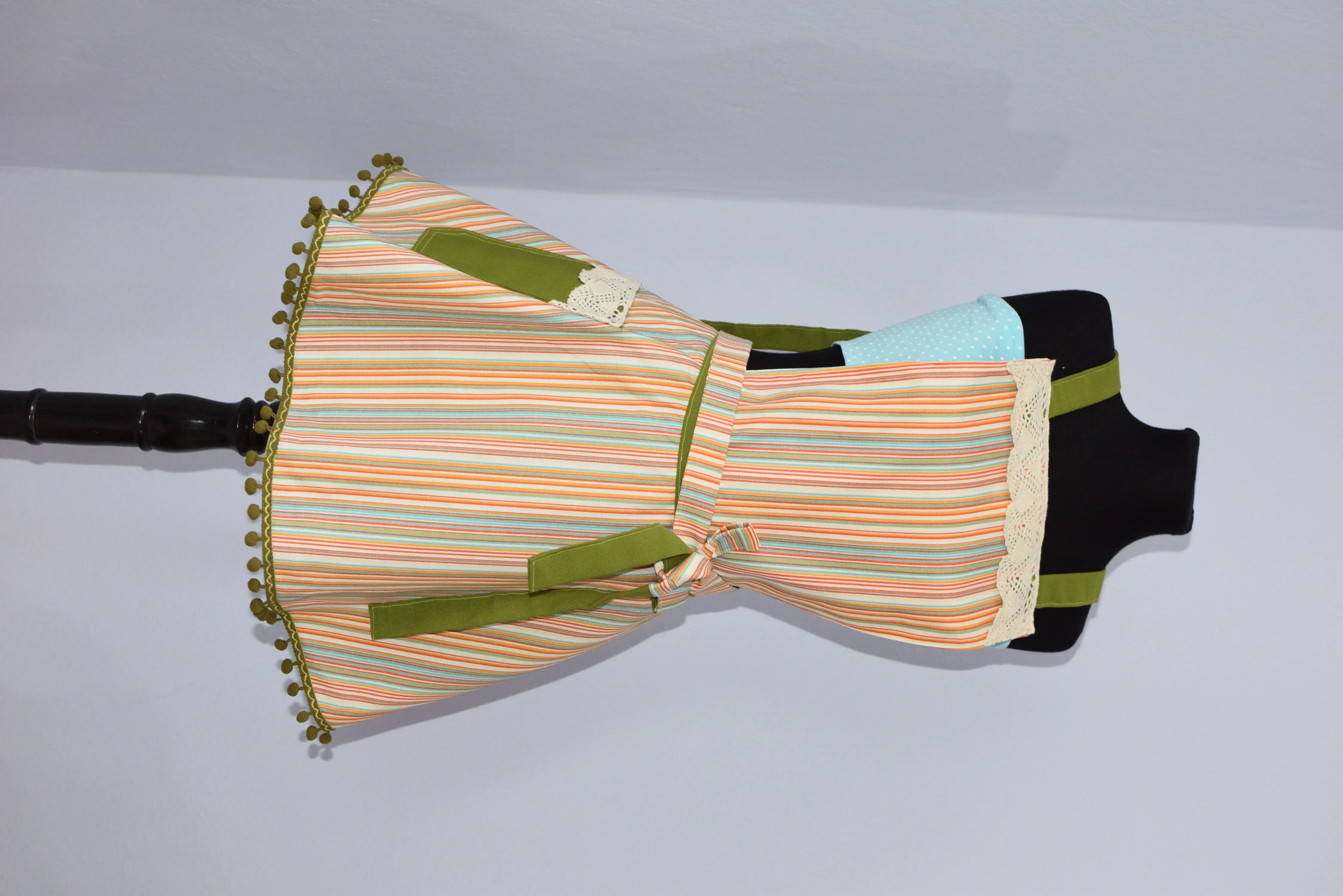 Çizgili Keten Mutfak Önlüğü - Ponpon ve Dantel Detaylı, El Yapımı