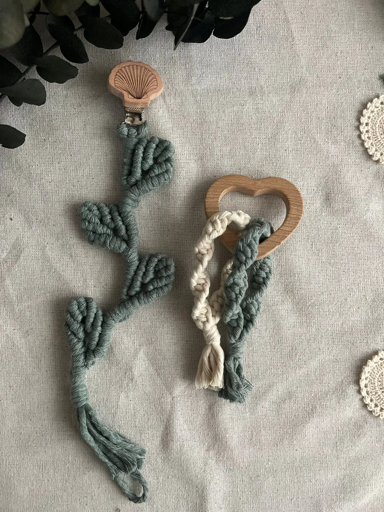 Makrome Emzik Zinciri ve Ahşap Diş Kaşıyıcı Seti - El Yapımı