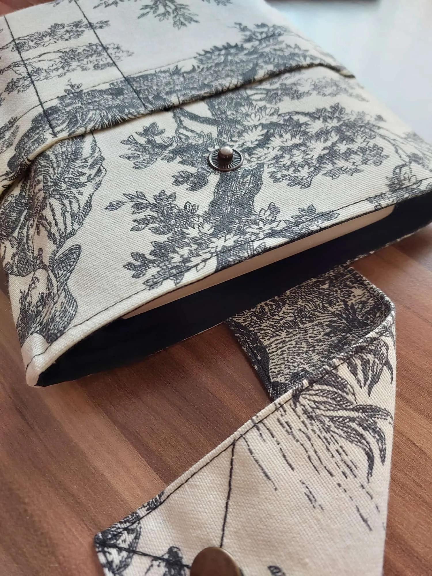 Toile De Jouy Desenli Poplin Kitap Kılıfı - Siyah ve Krem Renkli