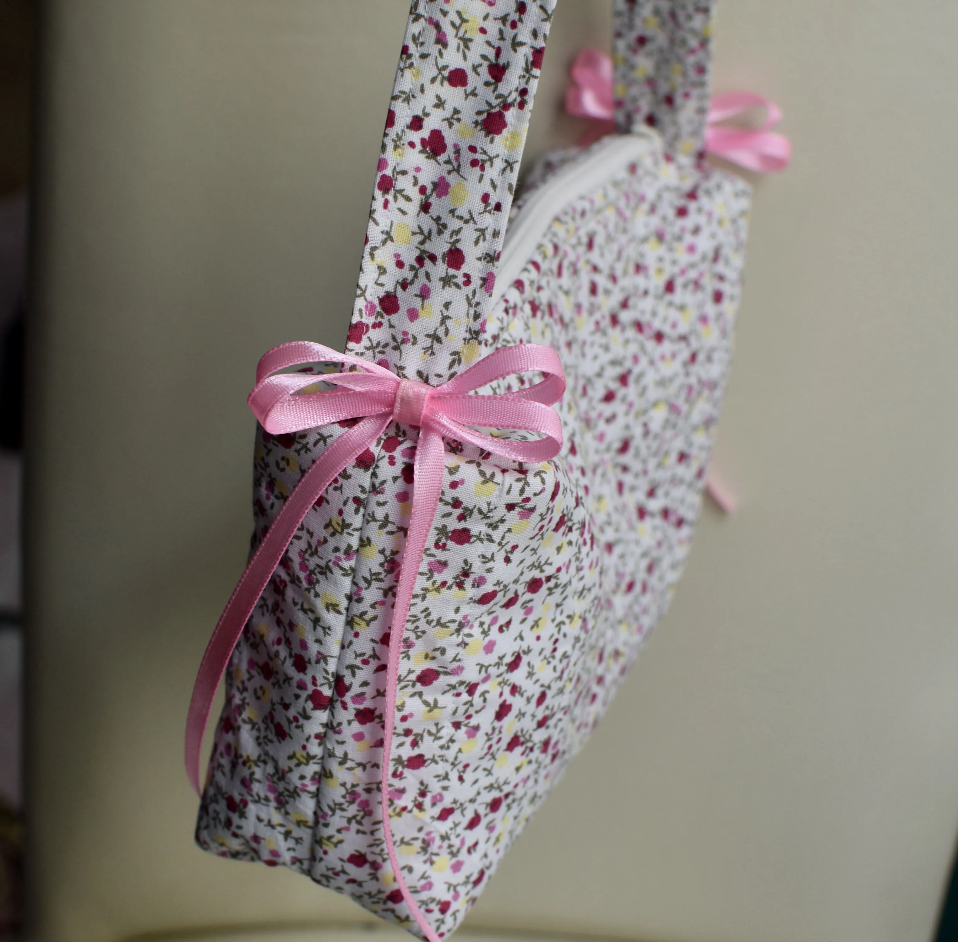 Pembe Çiçekli Fermuarlı Kol Çantası, - Çıkarılabilir Fiyonklu