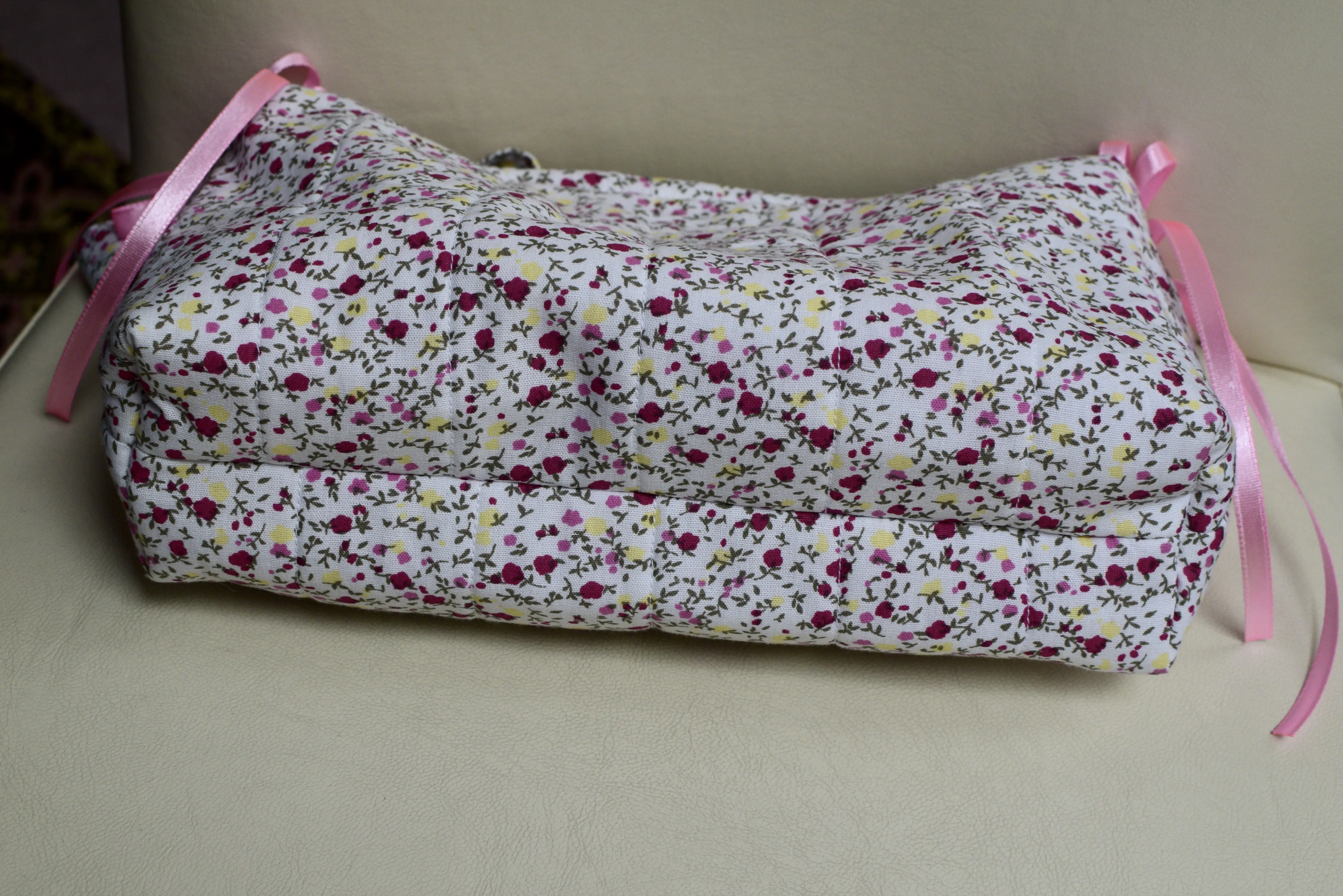 Pembe Çiçekli Fermuarlı Kol Çantası, - Çıkarılabilir Fiyonklu